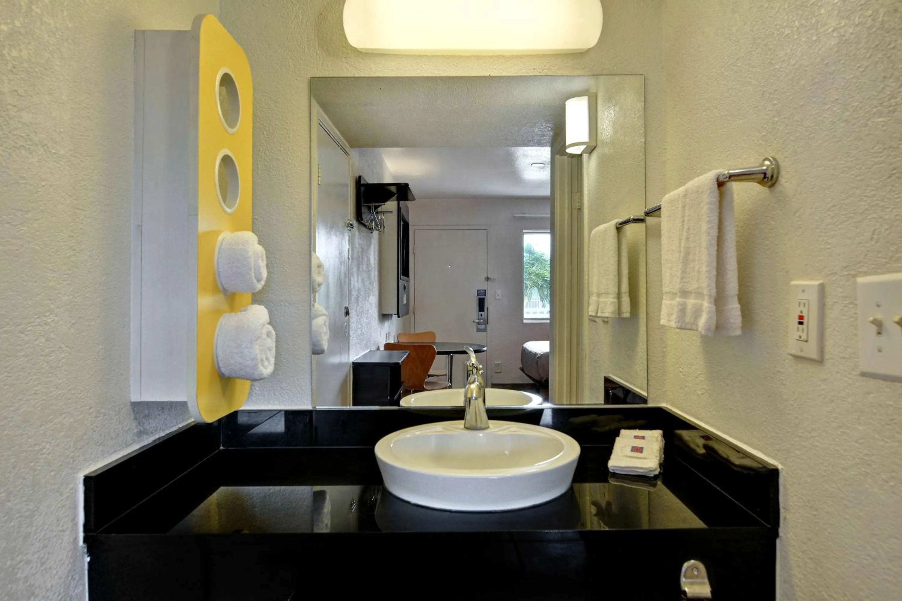 Queen Room - Smoking in Motel 6 Dania Beach