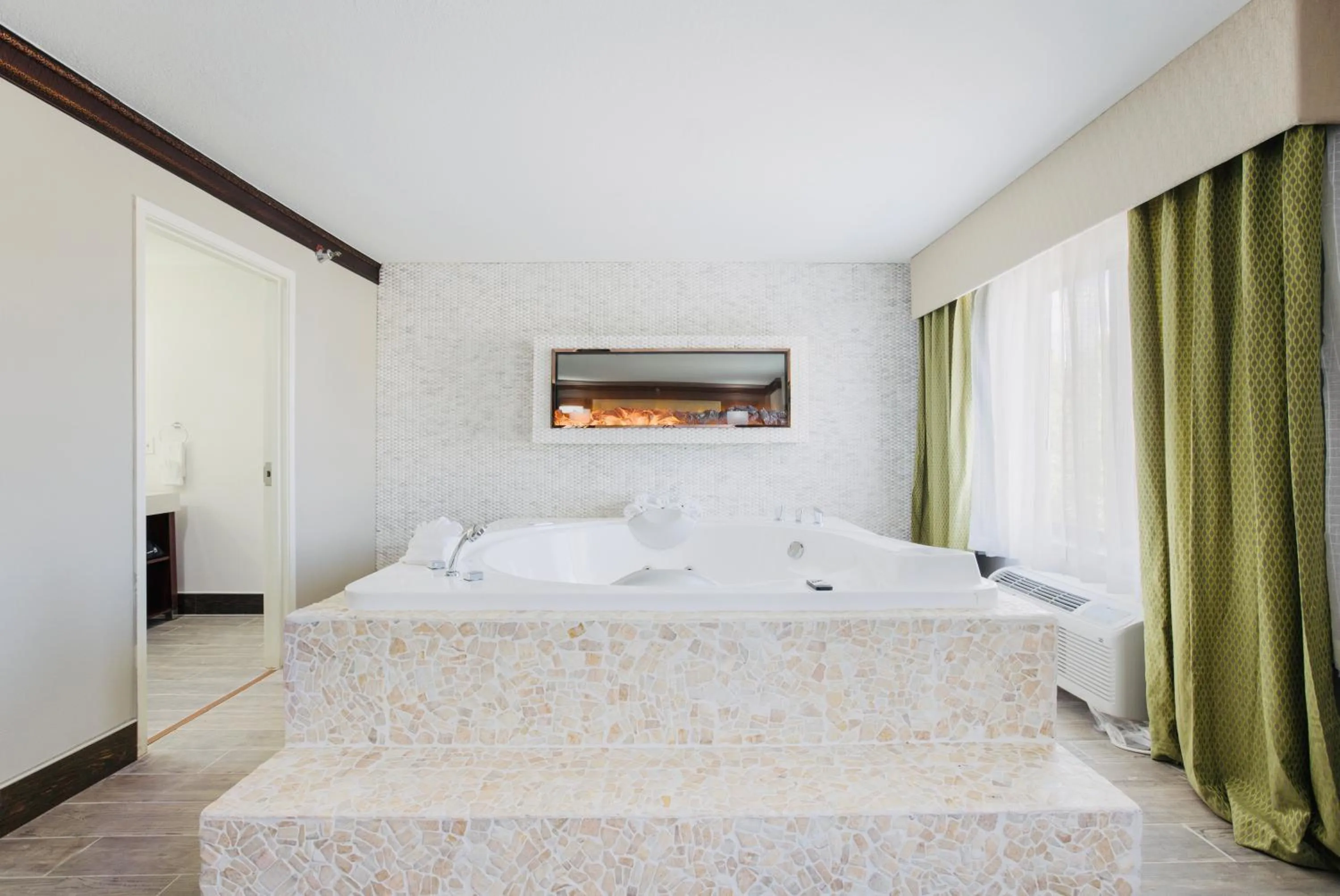 King Corner Suite with Whirlpool - Non Smoking in The Leo Collection Detroit, an Ascend Collection Hotel