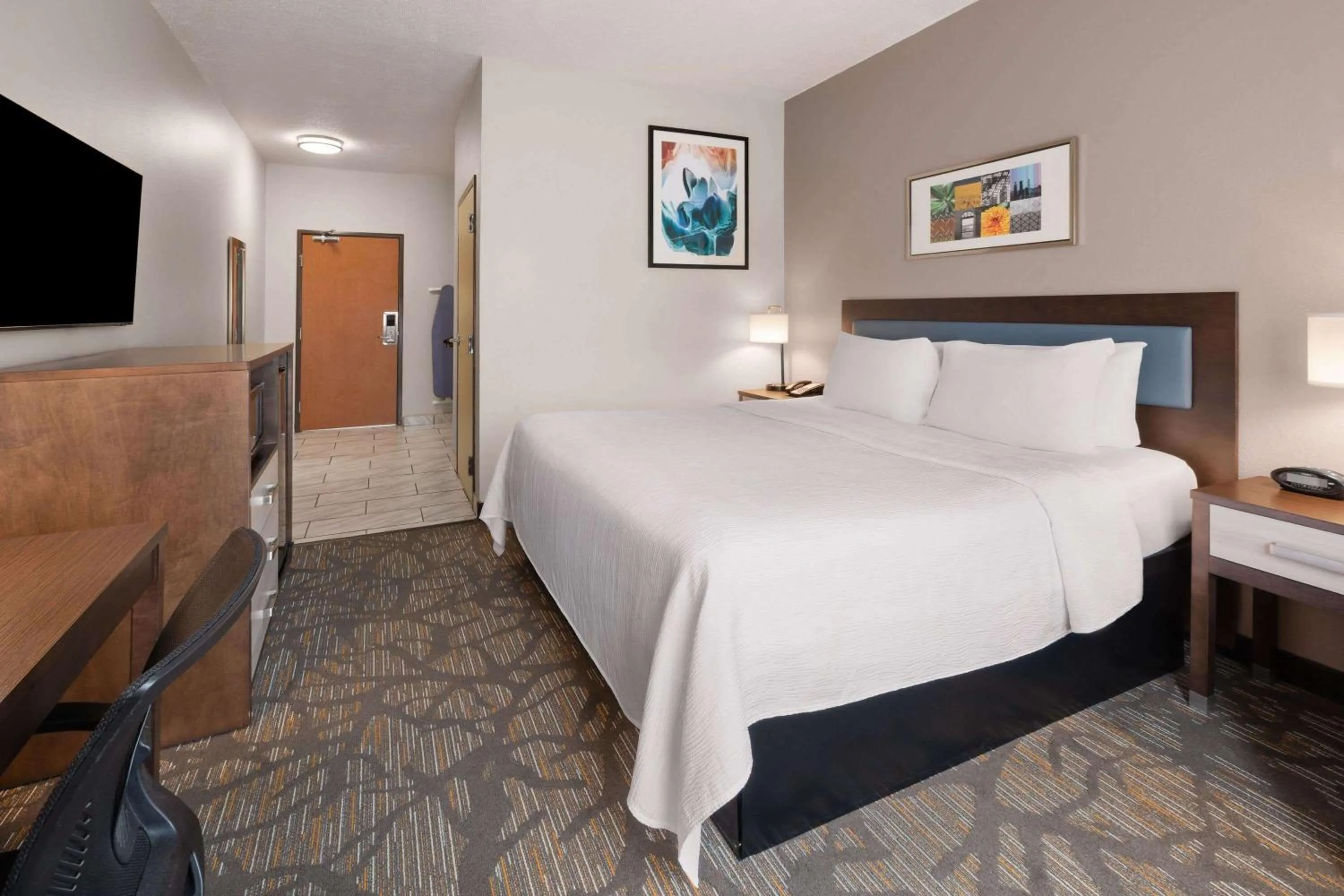 1 King Bed, Mobility Accessible Room, Bathtub w/ Grab Bars, Non-Smoking in Wingate by Wyndham Marion