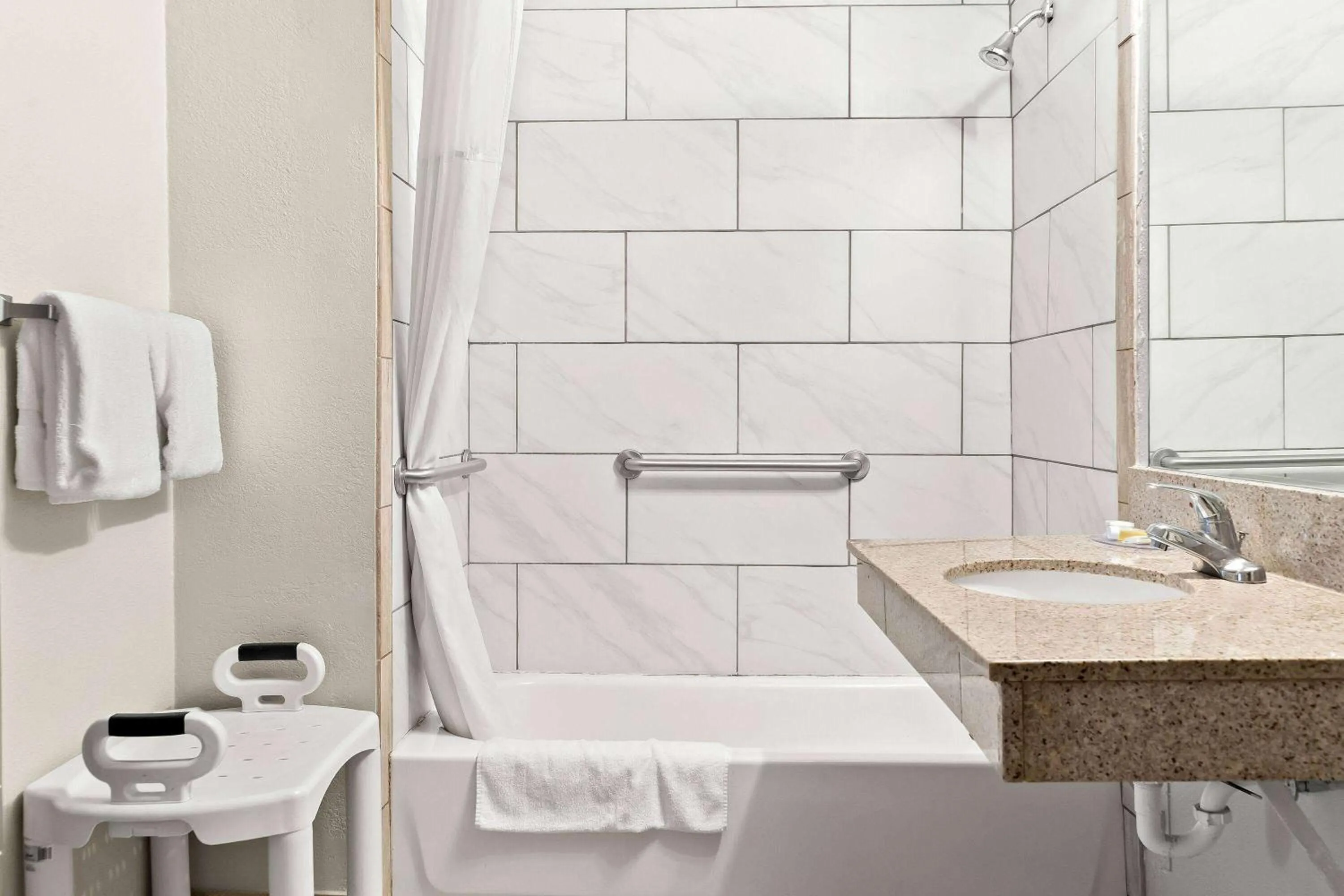 King Room - Disability Access - Non-Smoking in Days Inn & Suites by Wyndham Warren