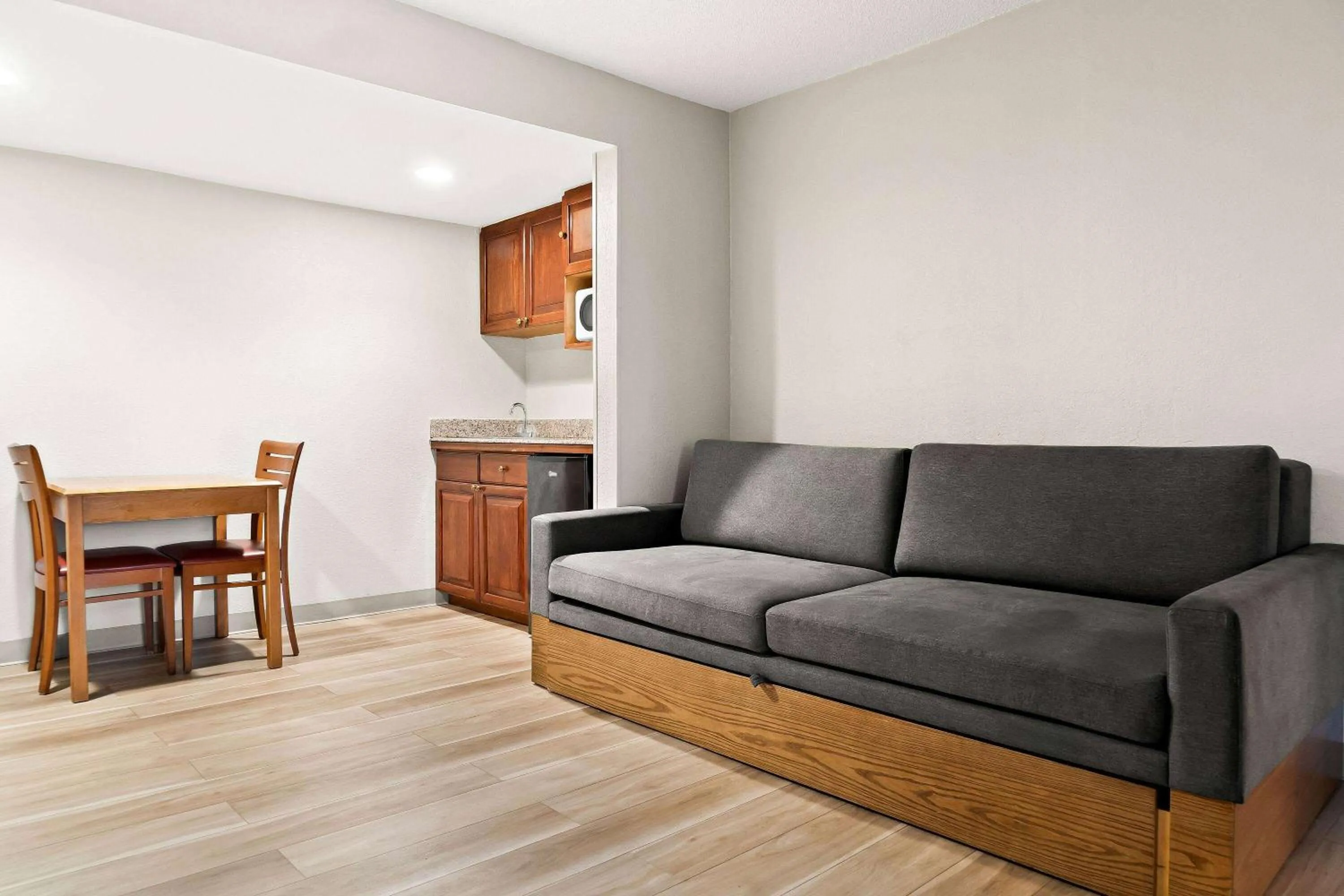 One-Bedroom King Suite - Non-Smoking in Days Inn & Suites by Wyndham Warren