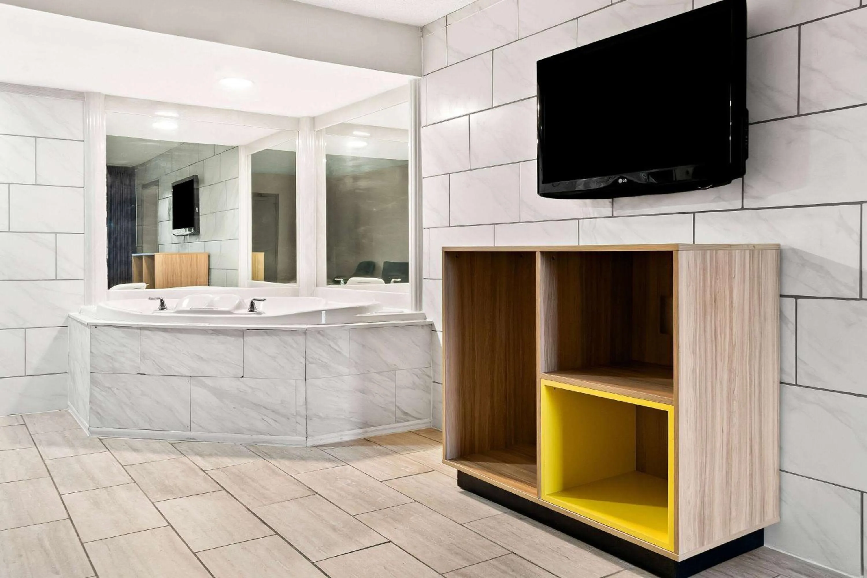 One-Bedroom Deluxe King Suite - Non-Smoking in Days Inn & Suites by Wyndham Warren