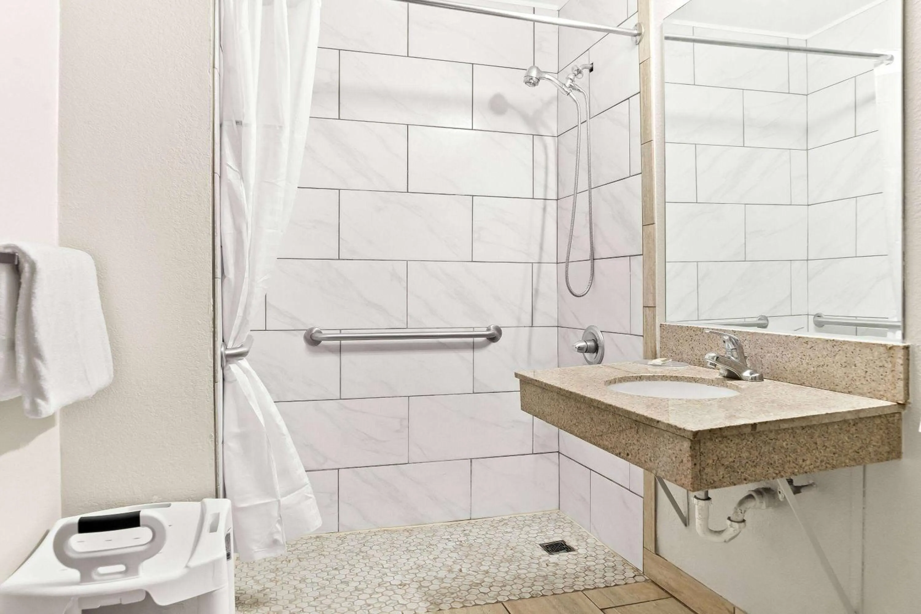 Deluxe King Room - Disability Access - Non-Smoking in Days Inn & Suites by Wyndham Warren