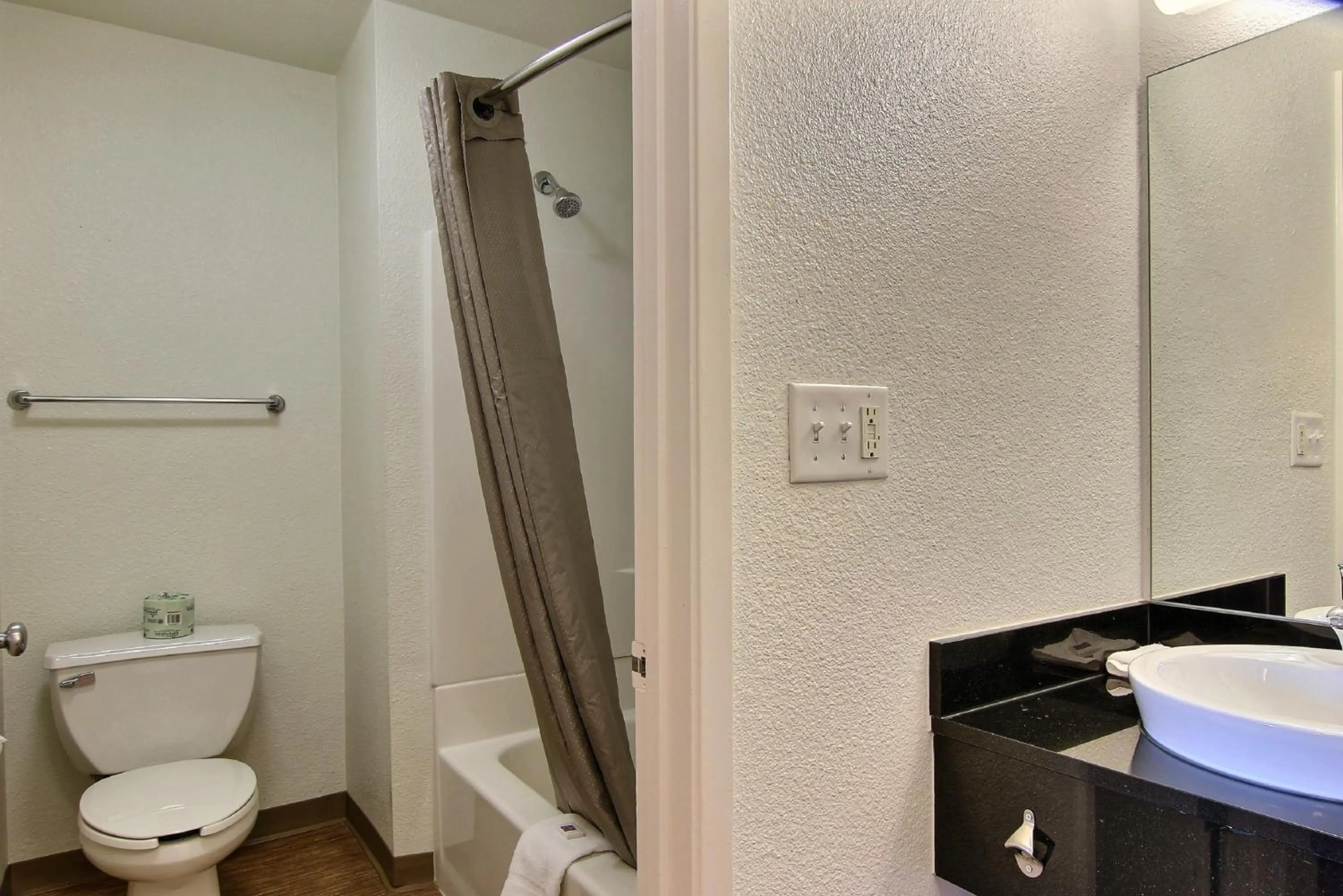 Deluxe Queen Room - single occupancy in Motel 6-Bismarck, ND