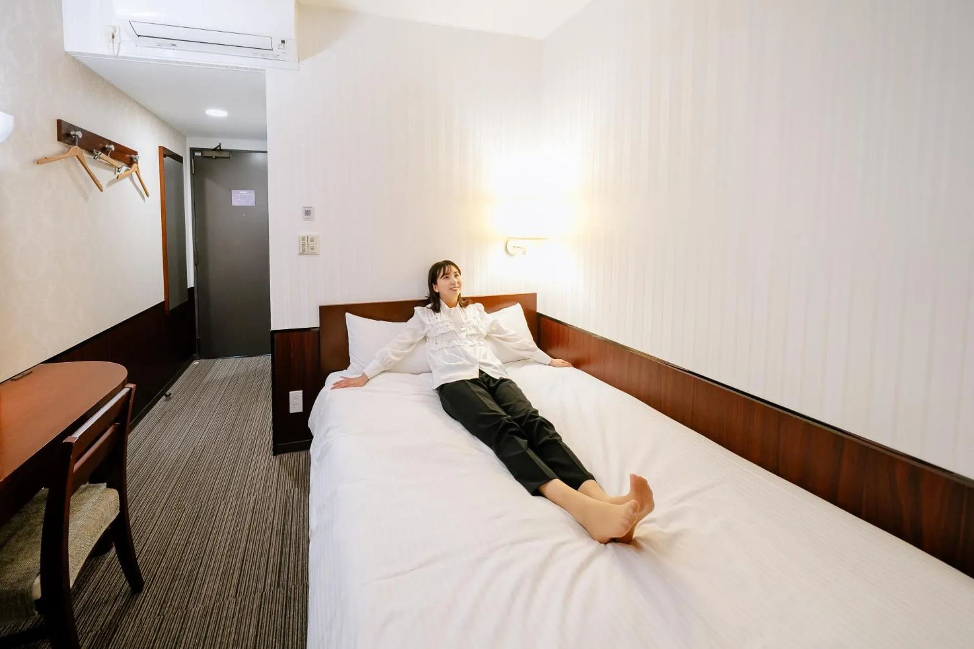 Double Room with Small Double Bed and Bath - single occupancy - Smoking in Hotel Hillarys