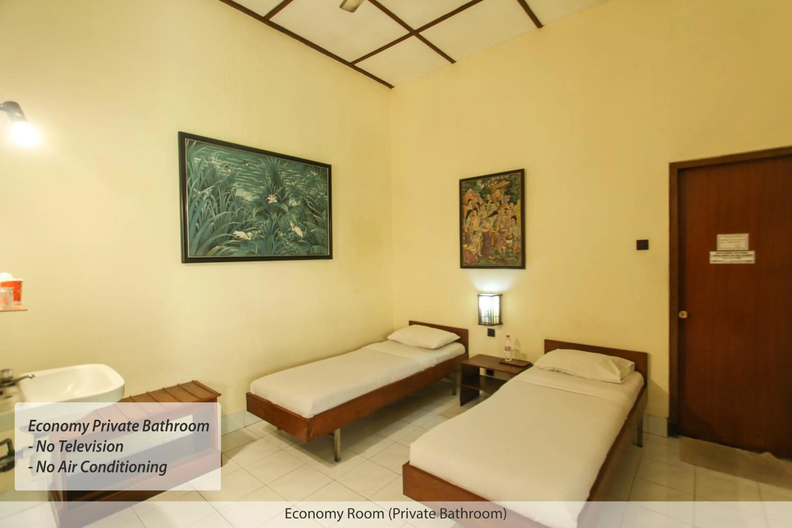 Economy Room With Private Bathroom - Fan - No Tv in Duta Guest House