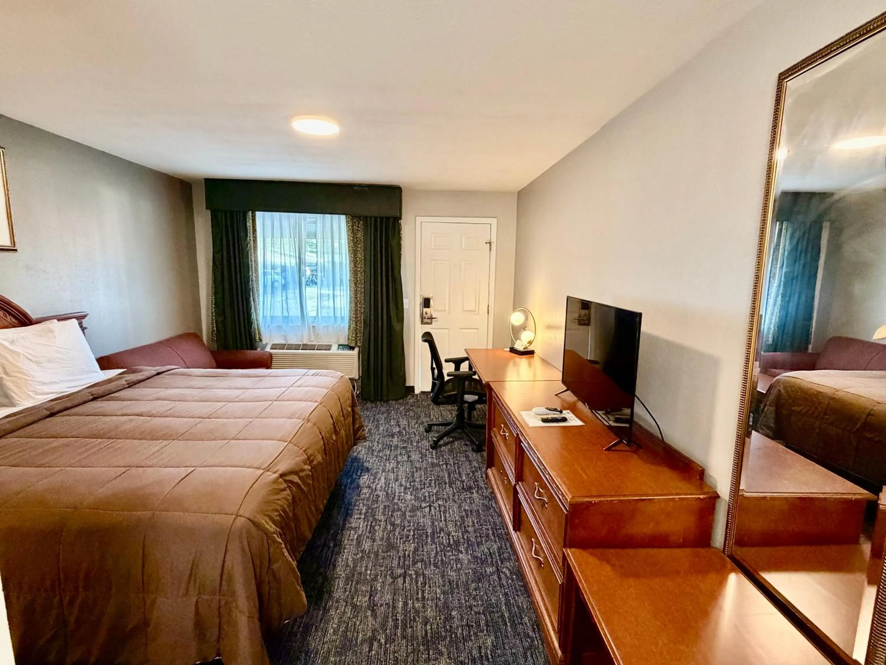 Superior King Room - Non-Smoking in Ozark Inn & Suites