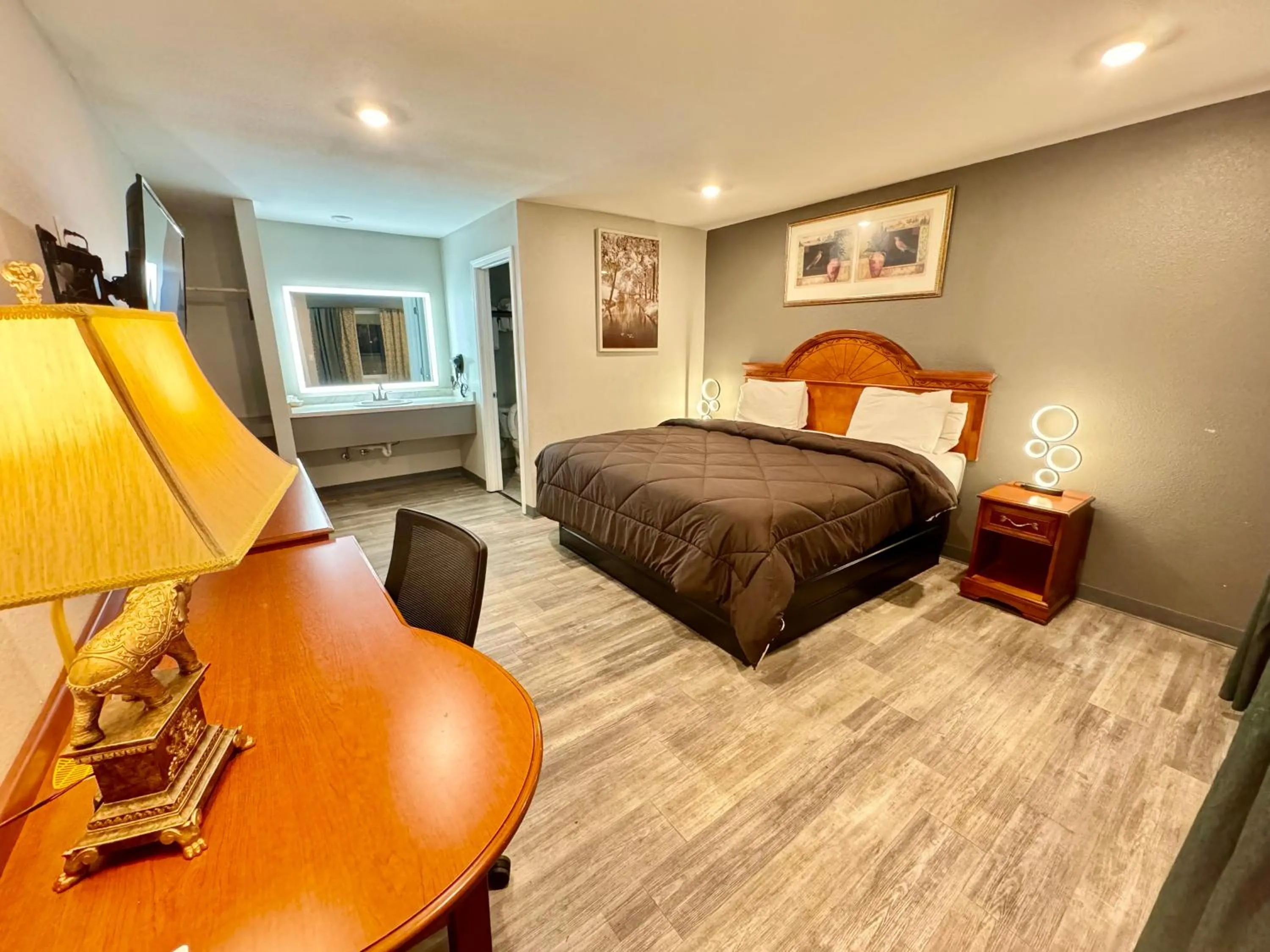 Superior King Suite in Ozark Inn & Suites