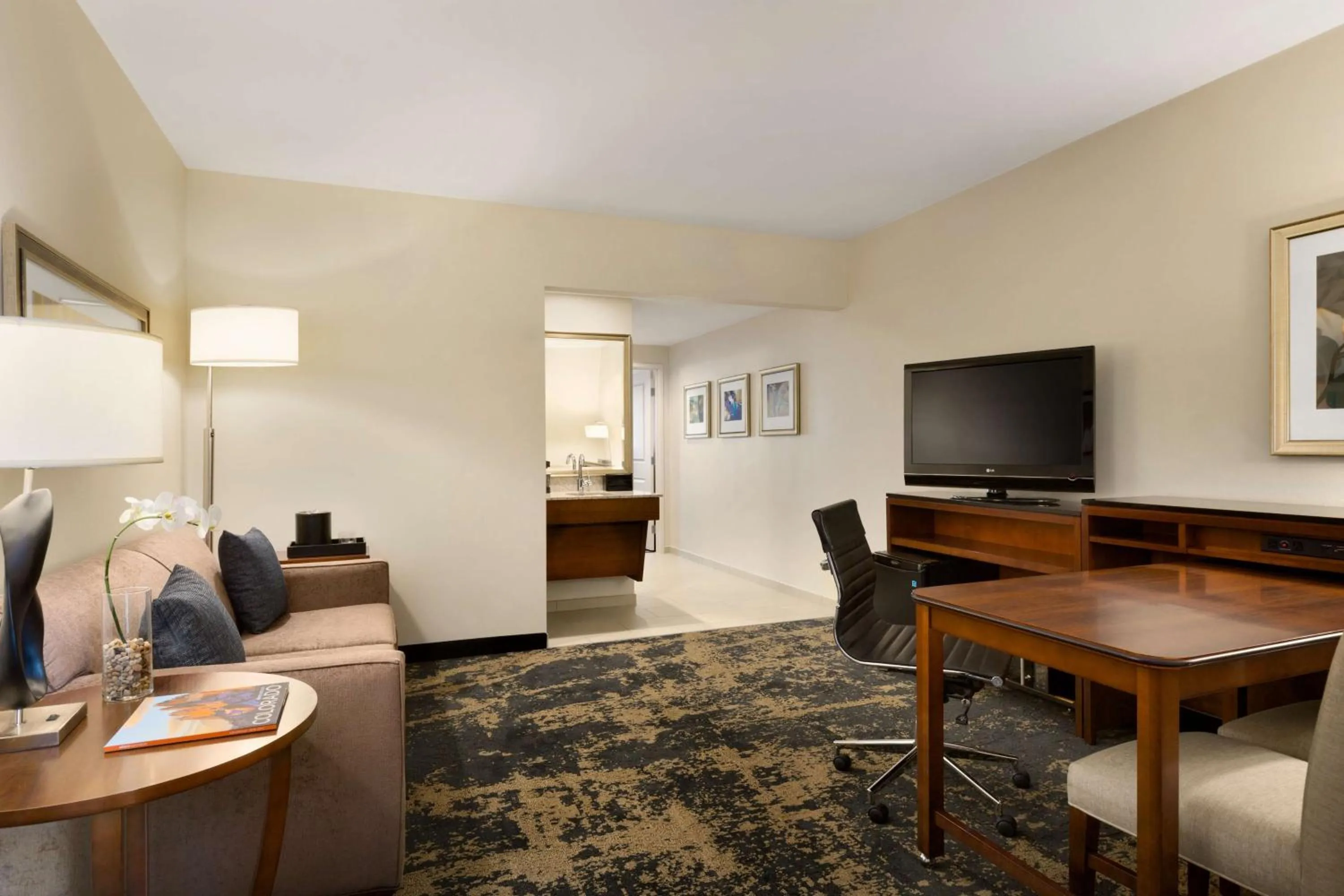 King Suite with Accessible Tub - Mobility and Hearing Access/Non-Smoking in Embassy Suites by Hilton Denver Downtown Convention Center