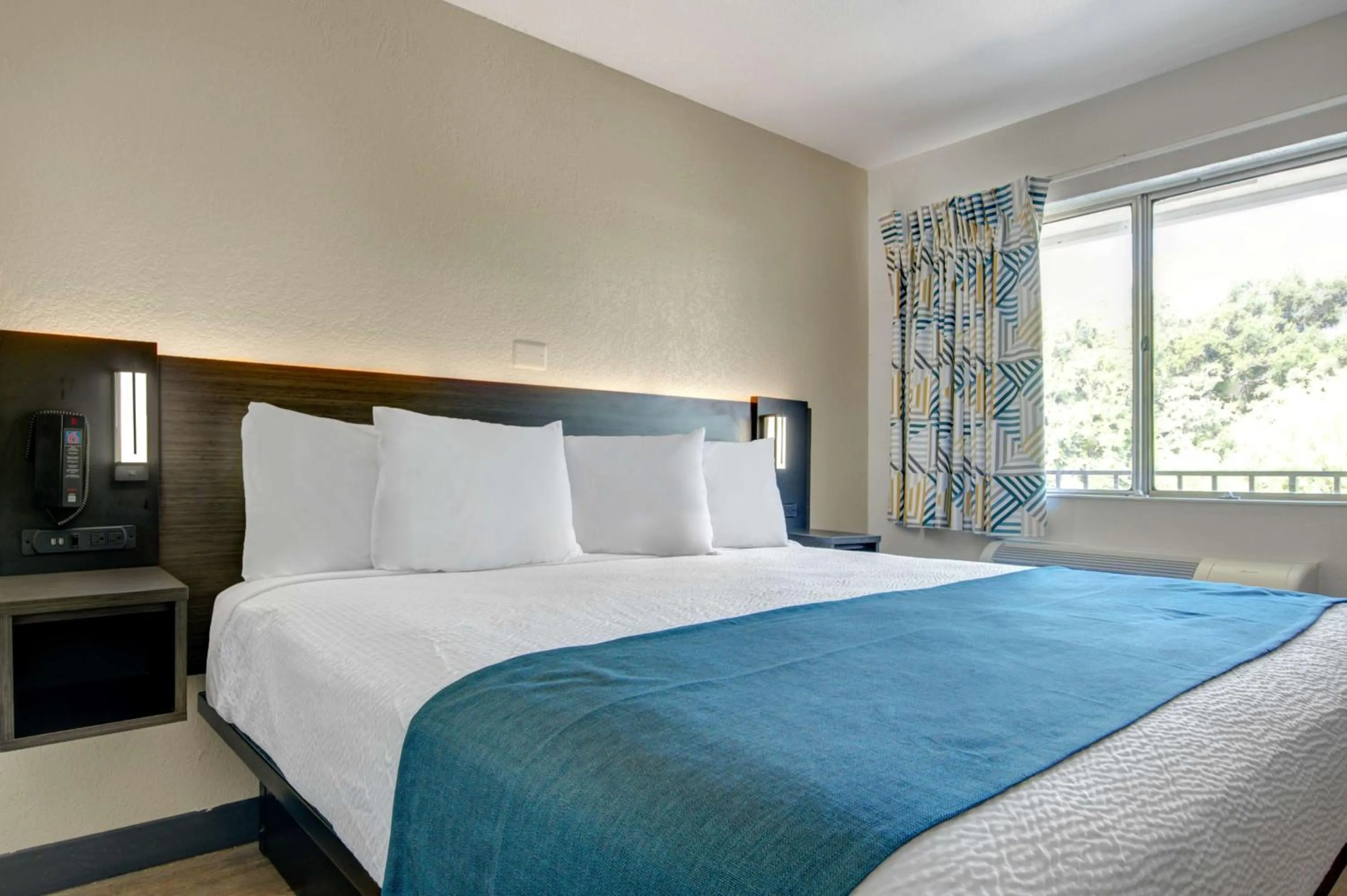 Deluxe King Room in Motel 6-Venice, FL