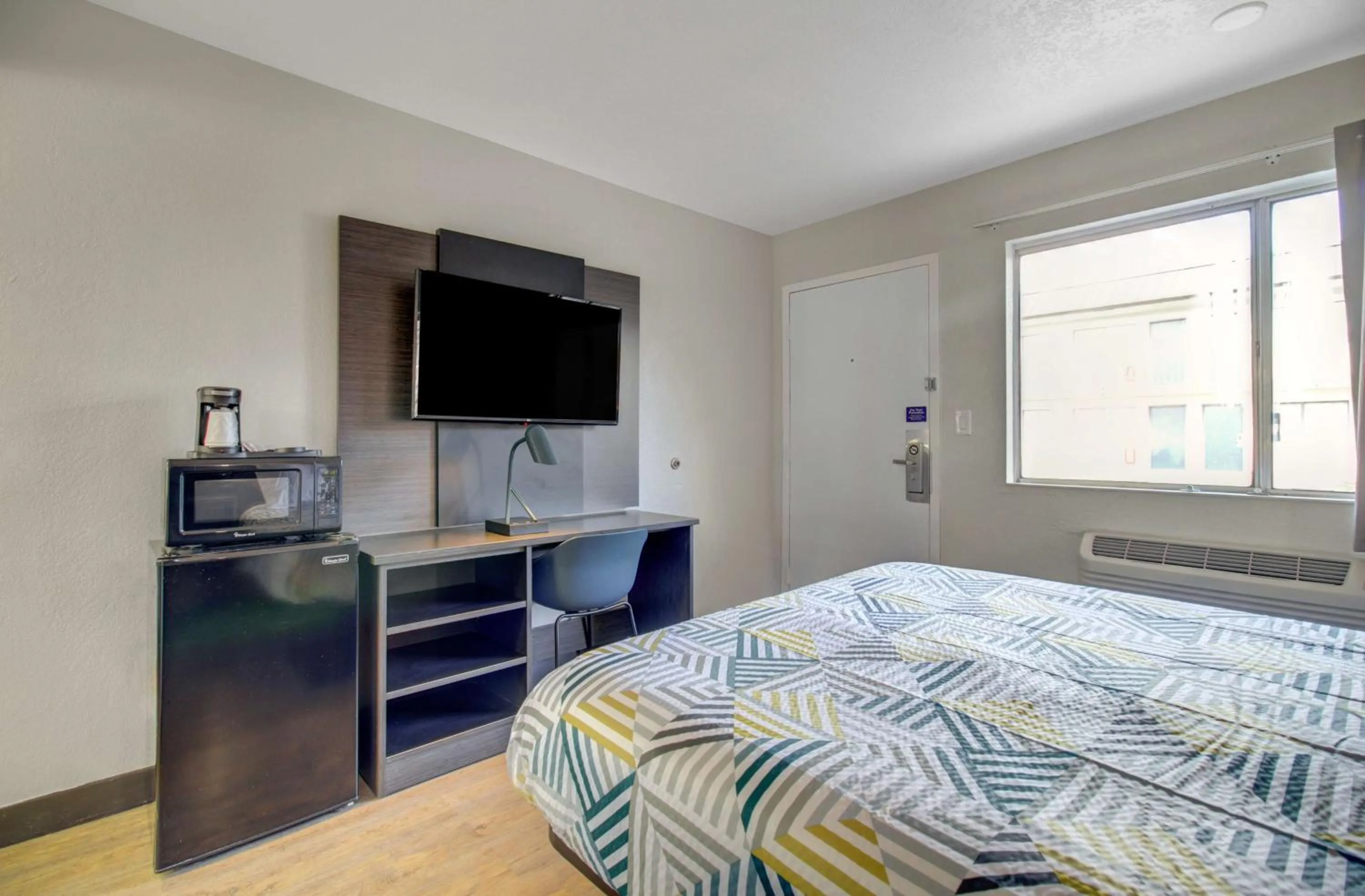 Deluxe Queen Room in Motel 6-Venice, FL