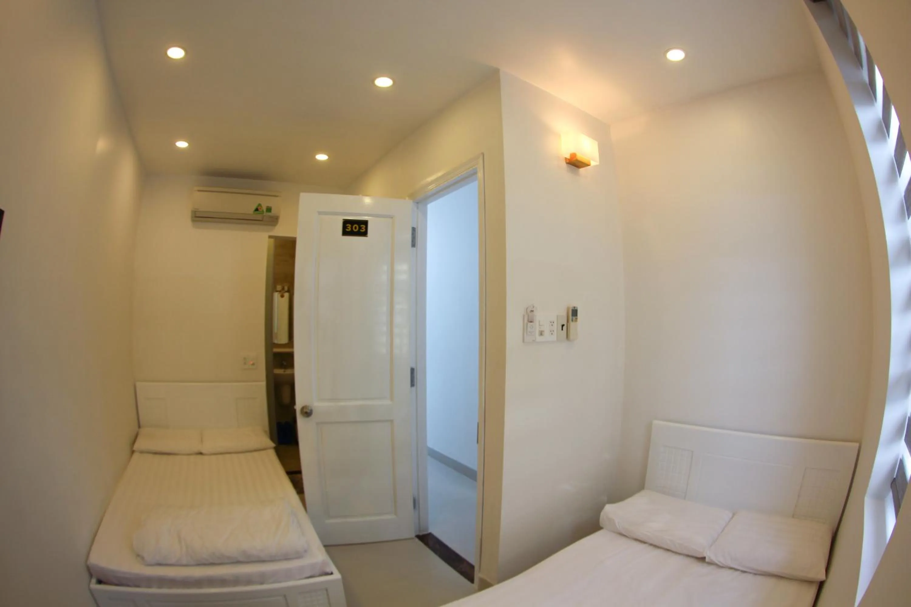 Standard Twin Room in Full House Hostel