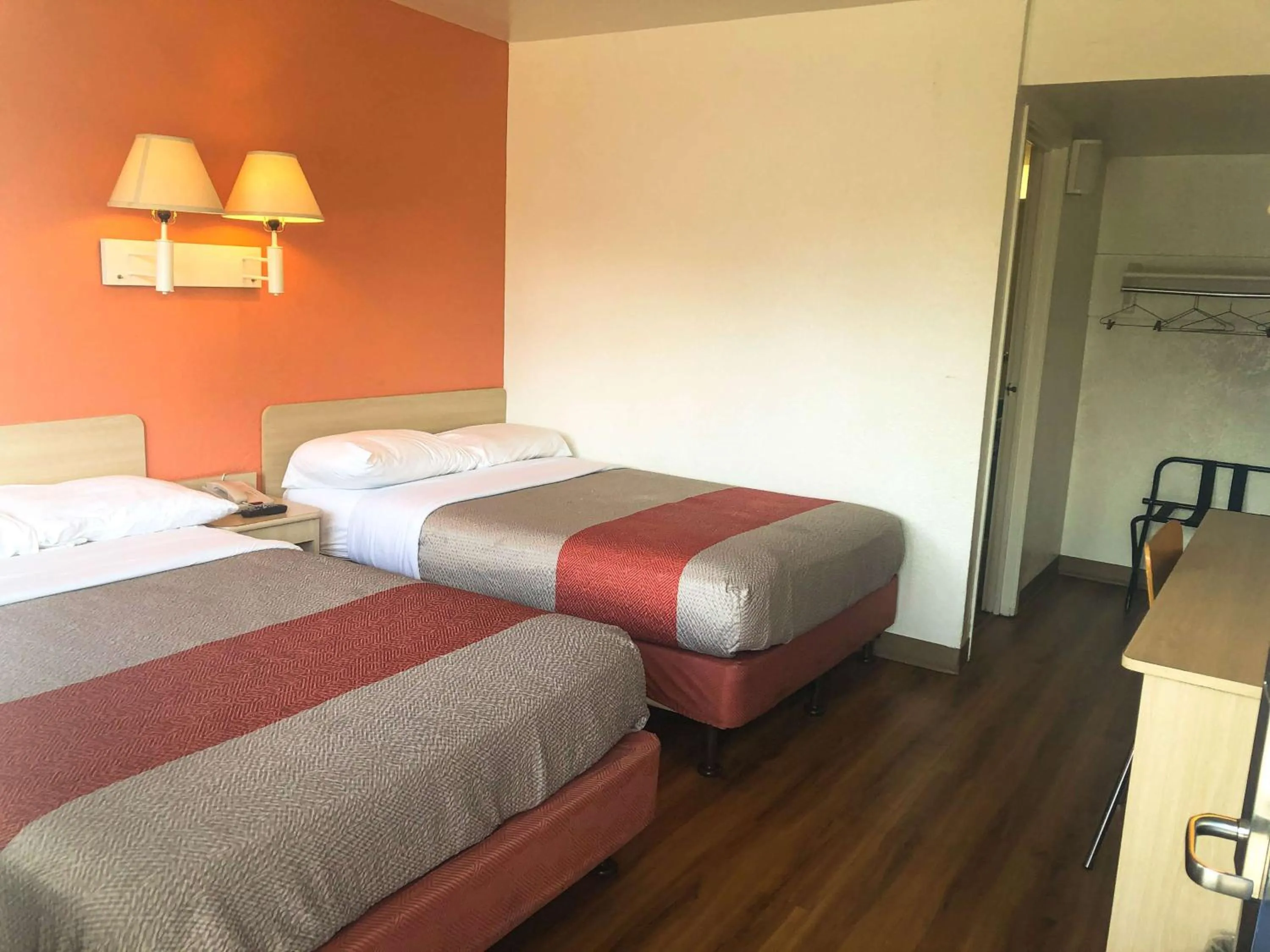 Quadruple Room in Motel 6-Jacksonville, FL - Orange Park