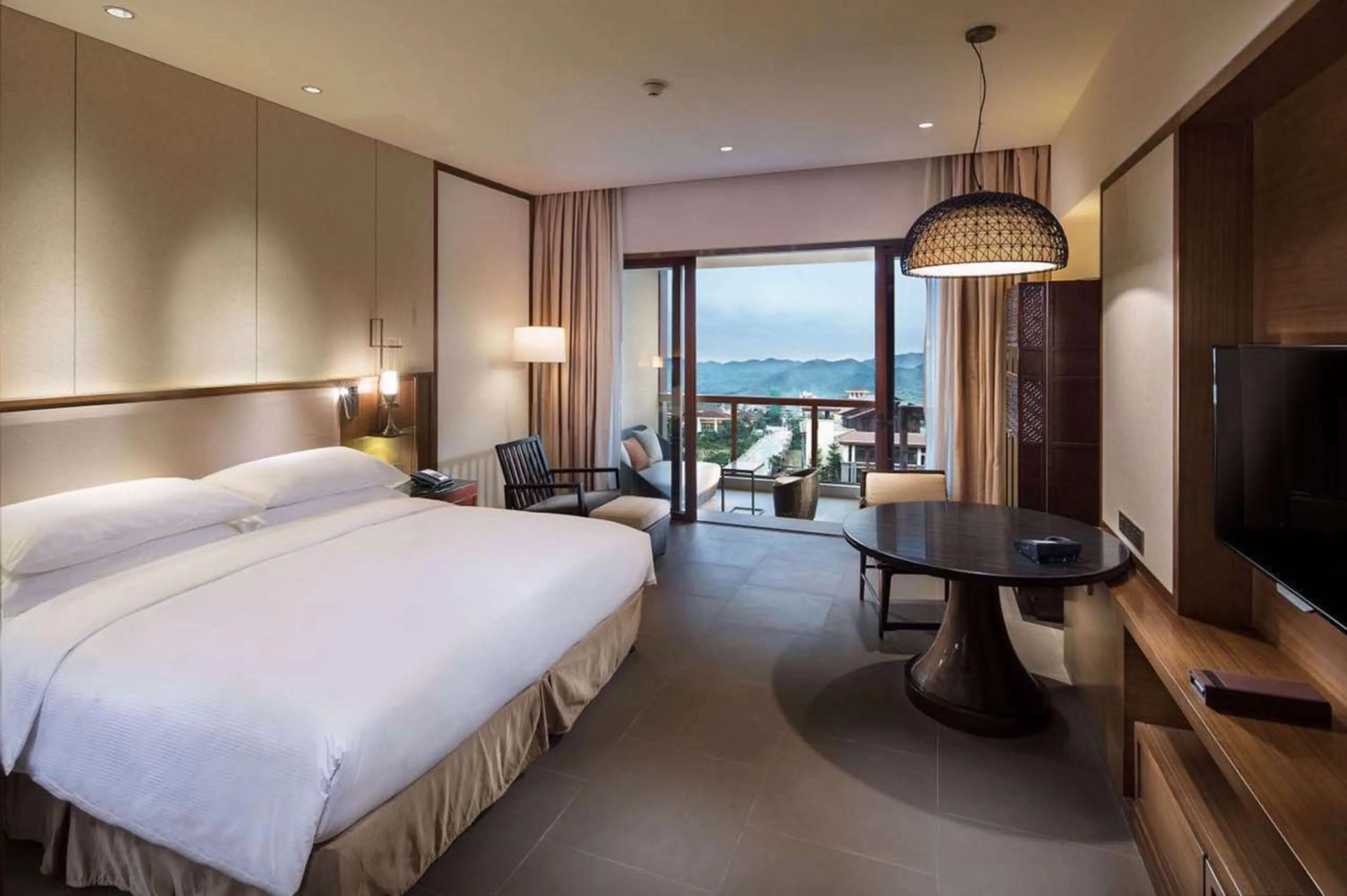 Deluxe King Room in Hilton Huizhou Longmen Resort