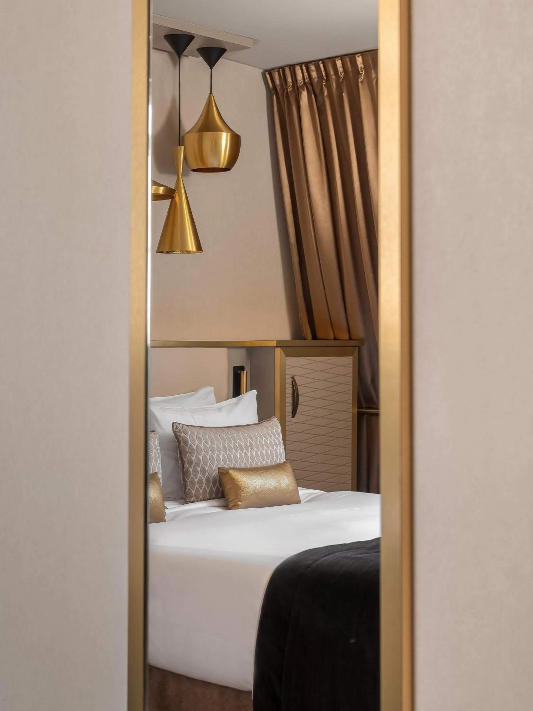 Queen Room - Mobility Access in Niepce Paris, Curio Collection By Hilton