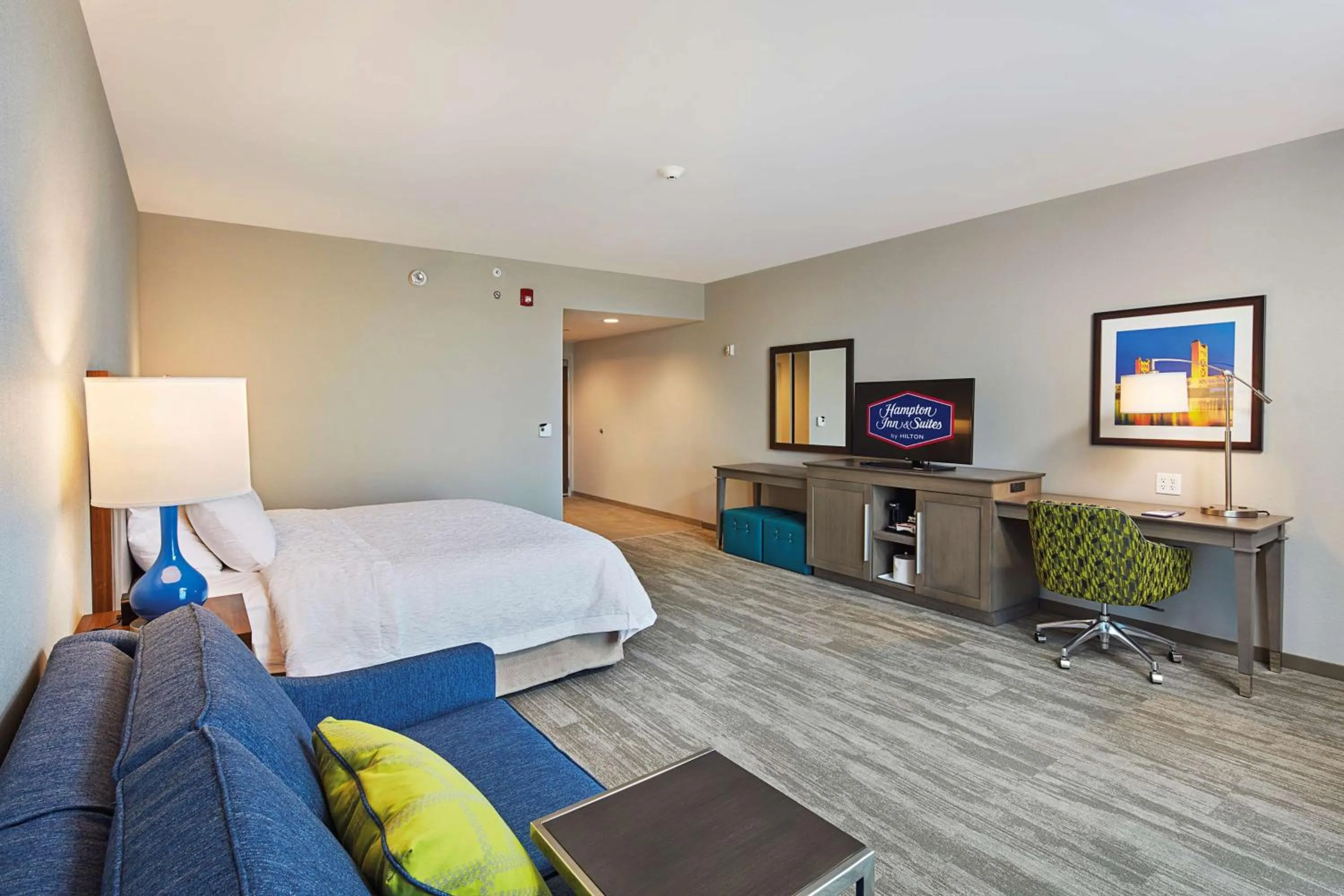 King Room with Accessible Tub - Mobility and Hearing Access/Non-Smoking in Hampton Inn & Suites Sacramento at CSUS