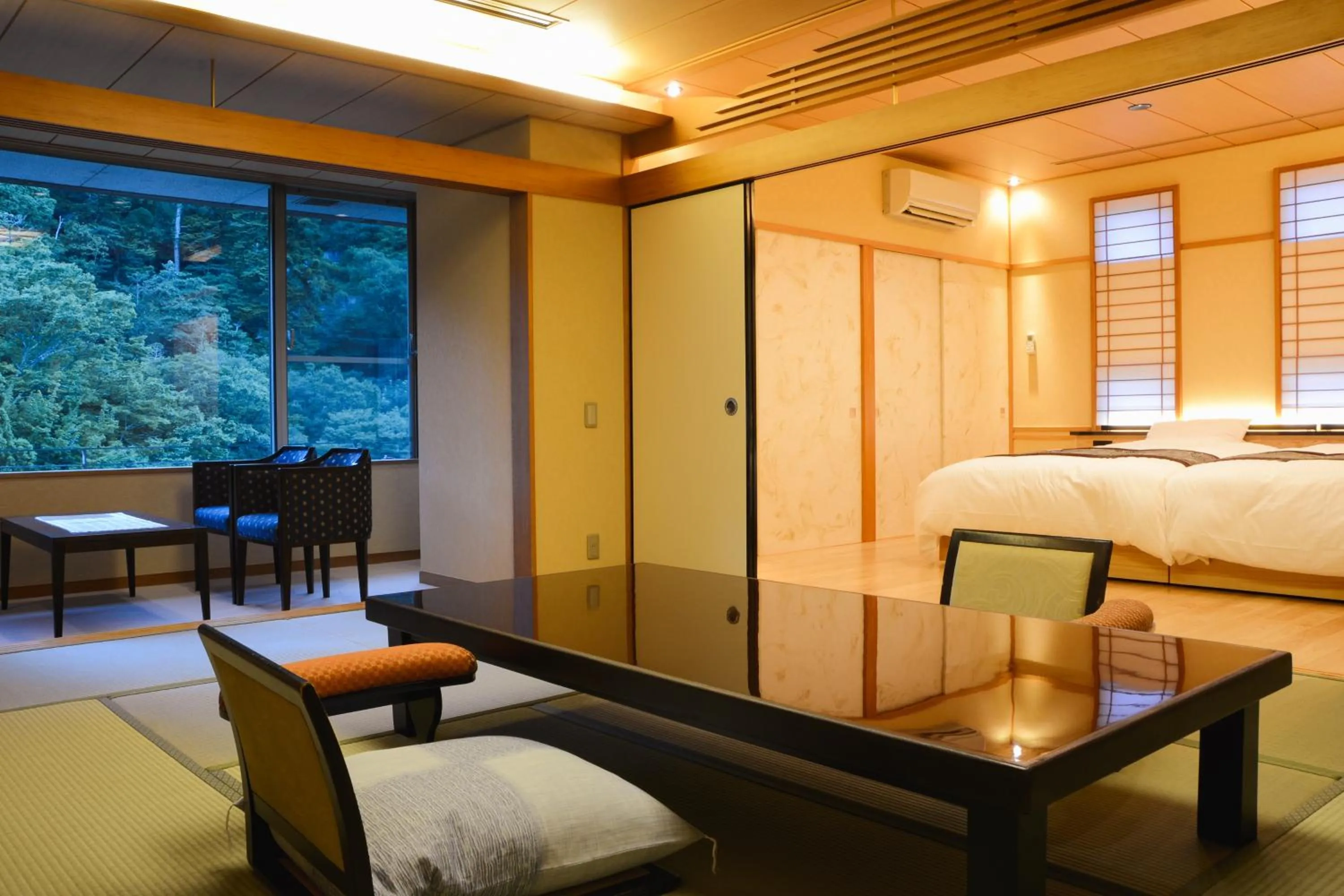 Deluxe Modern Twin Japanese Style Room with Private Bathroom - Meals service in room in Arima Onsen Gekkoen Korokan
