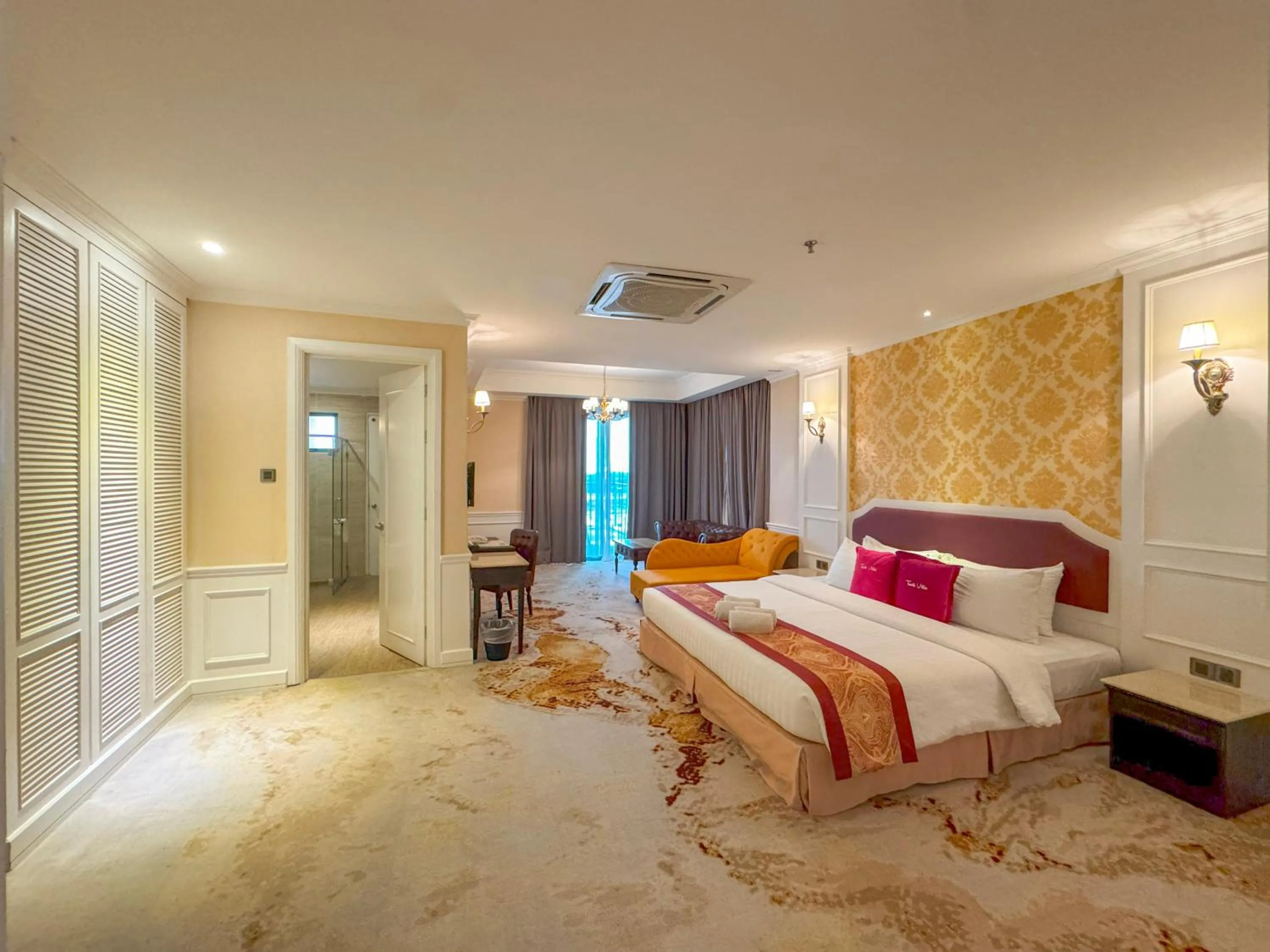 Deluxe King with Jacuzzi in Tasik Villa International Resort