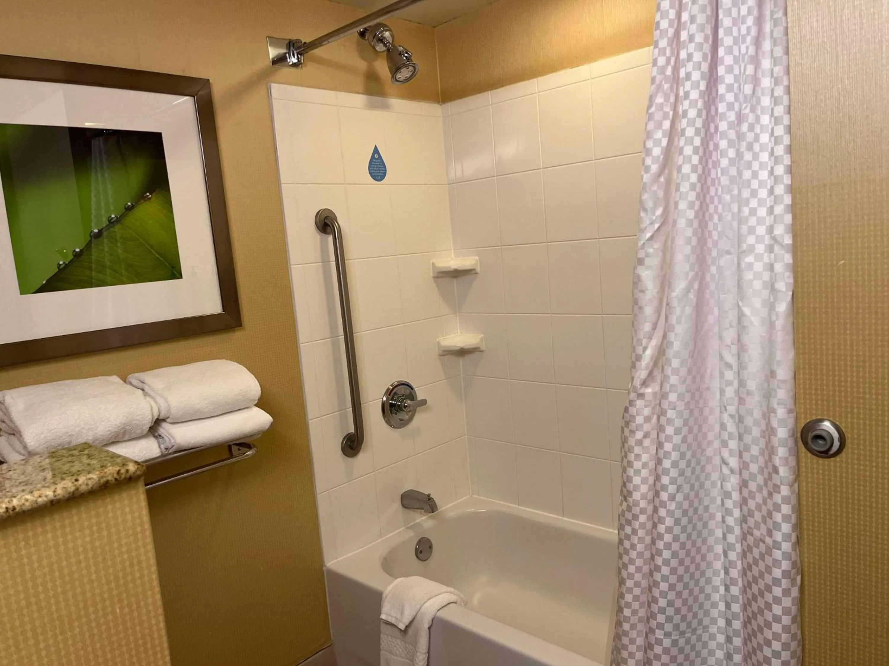 Queen Room - Disability Access in Courtyard by Marriott Junction City