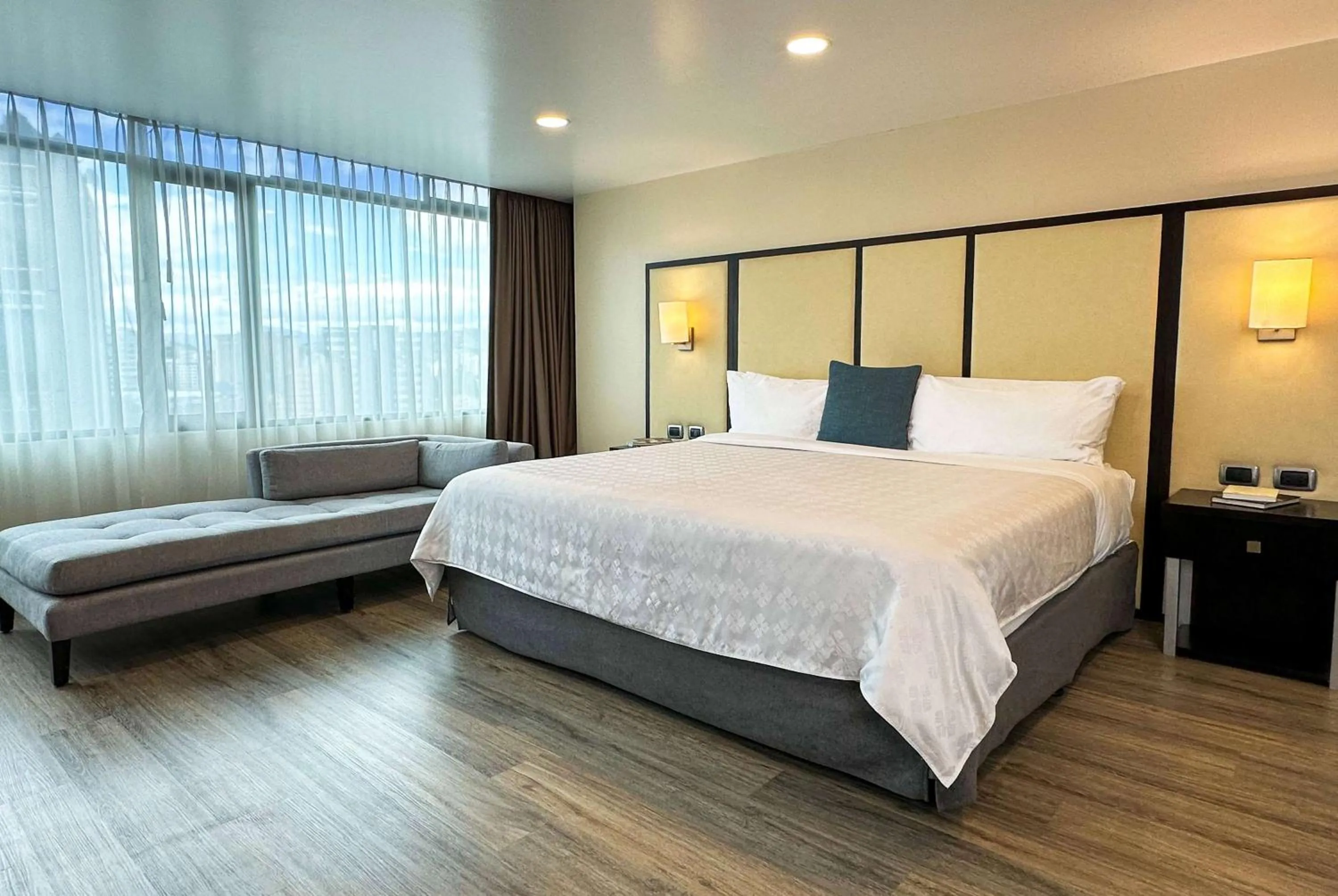 King Junior Suite/Garden Floor in Wyndham Garden Quito