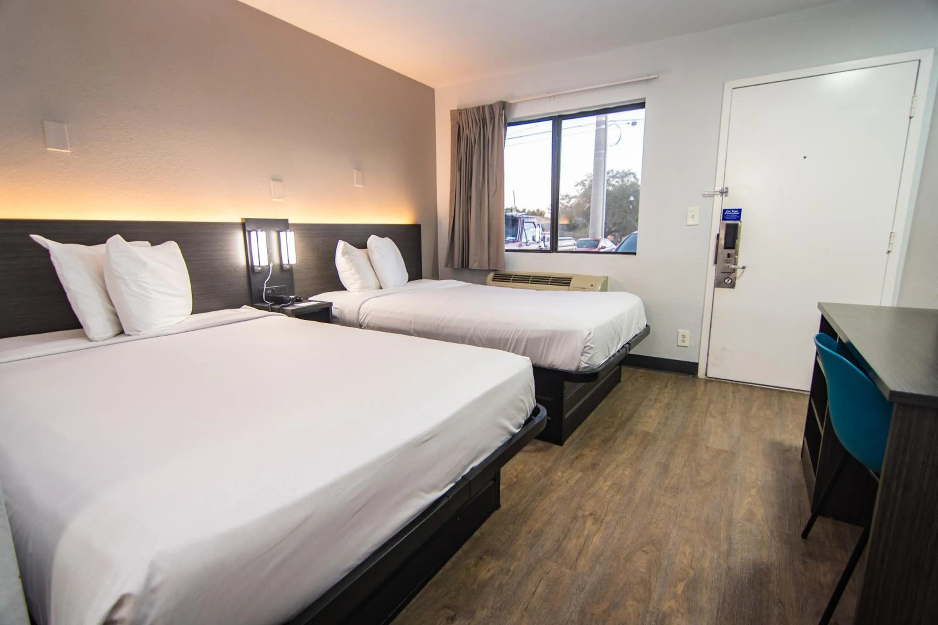 Deluxe Quadruple Room in Motel 6-Lakeland, FL