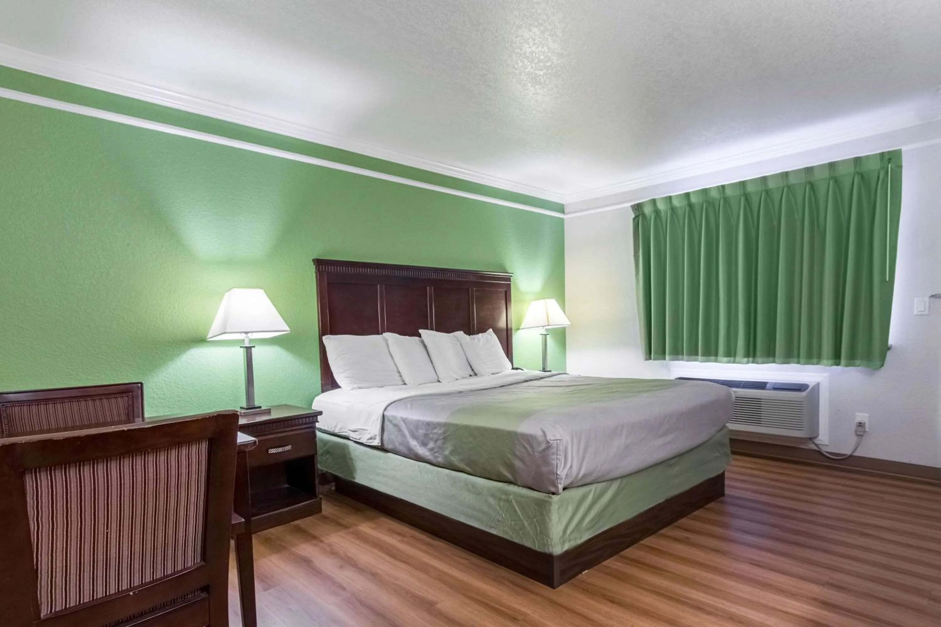 King Room - single occupancy - Non-Smoking in Motel 6-Kingsburg, CA