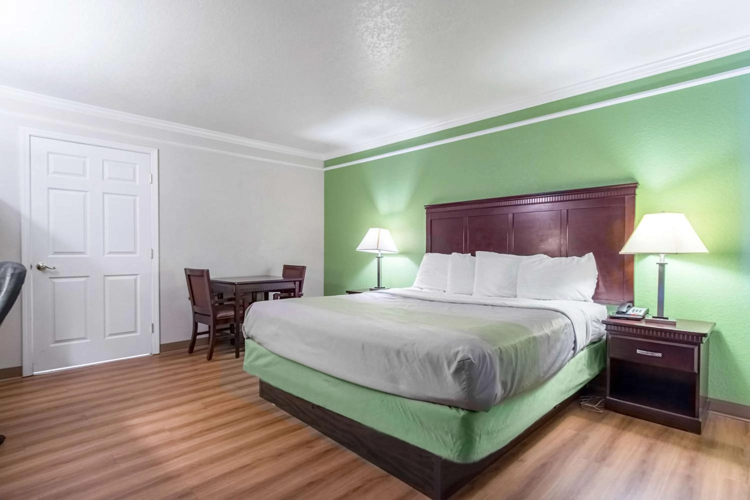 King Room - single occupancy - Disability Access - Non-Smoking in Motel 6-Kingsburg, CA