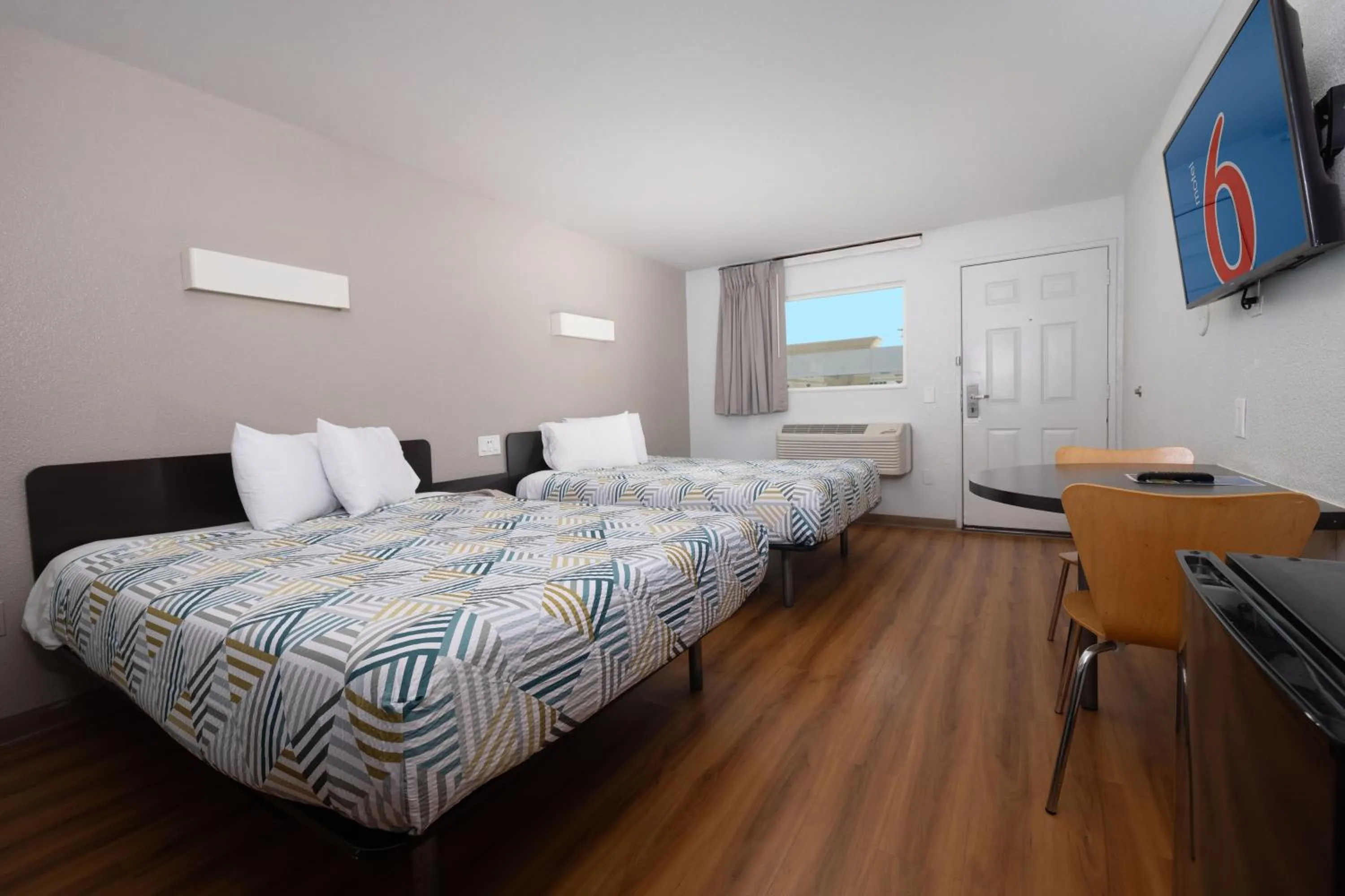 Quadruple Room in Motel 6 Ontario, CA - Airport