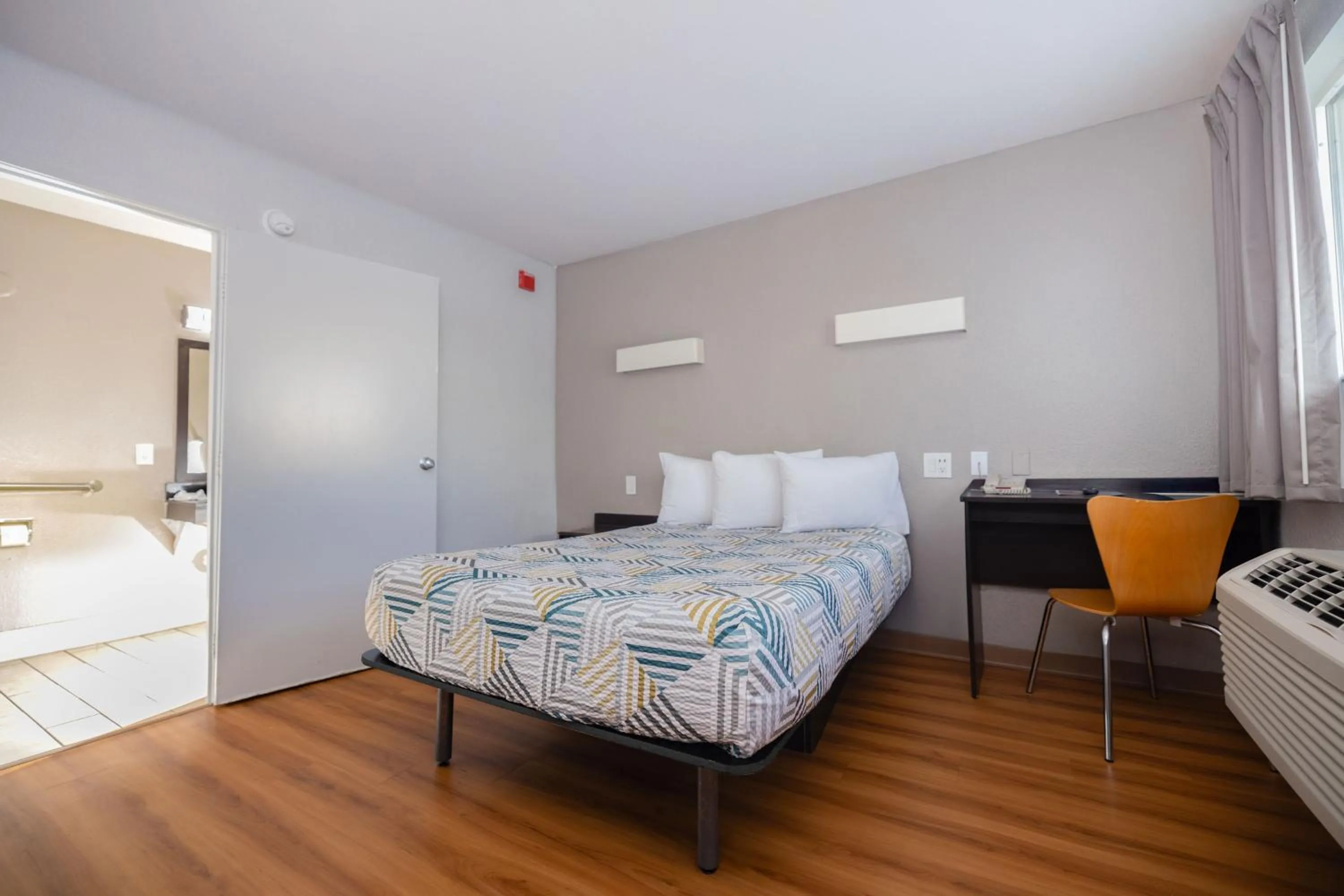 Double Room - Disability Access - Non-Smoking in Motel 6 Ontario, CA - Airport