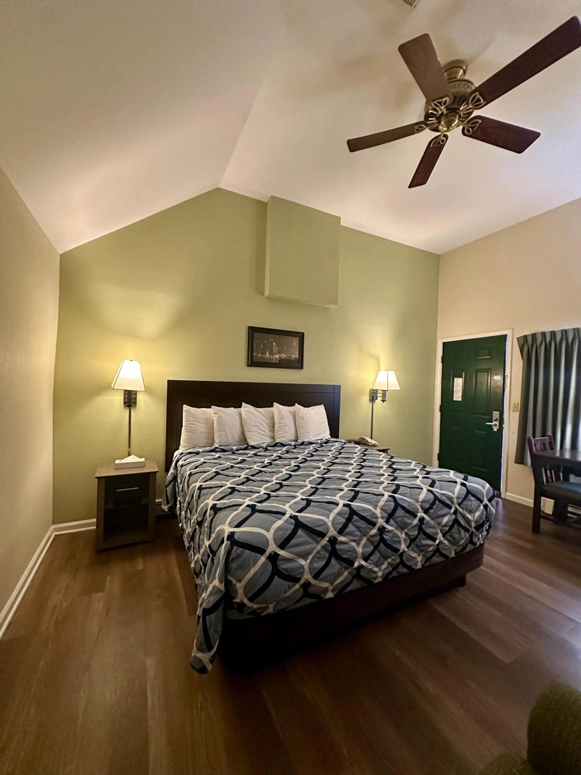 King Room - Disability Access in Sea Girt Lodge