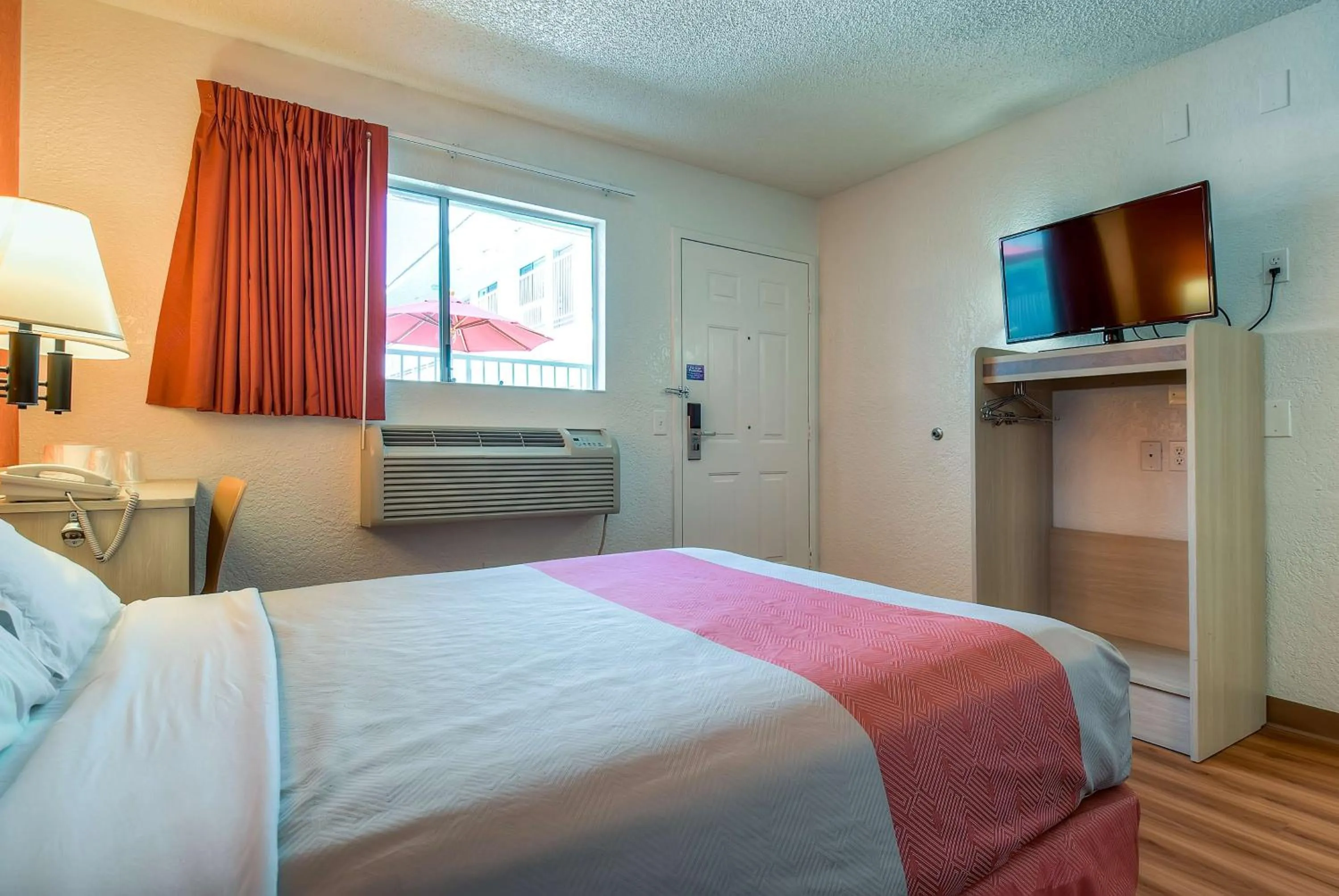 Queen Room in Motel 6-Rowland Heights, CA - Los Angeles - Pomona