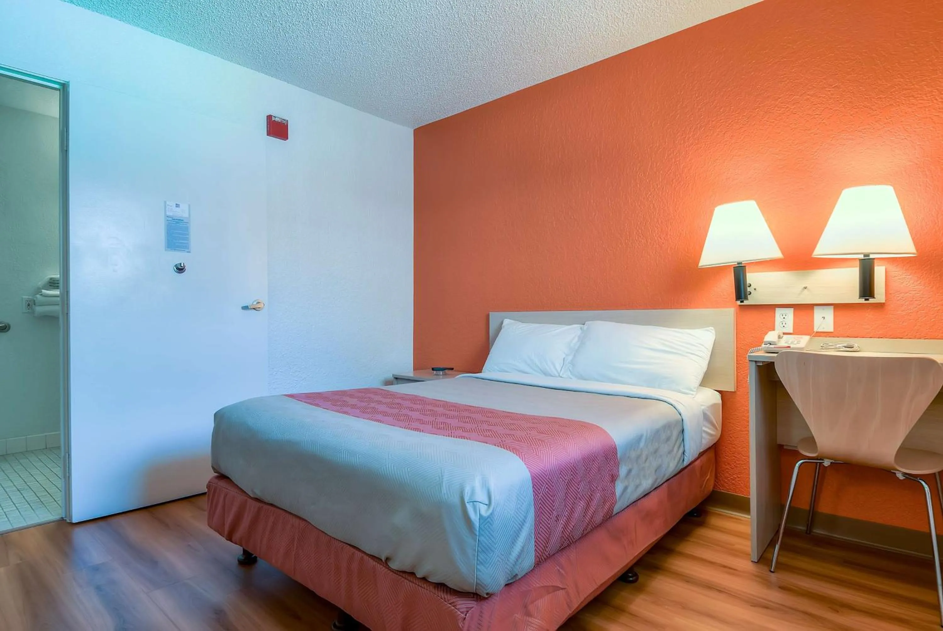 Deluxe Queen Room in Motel 6-Rowland Heights, CA - Los Angeles - Pomona
