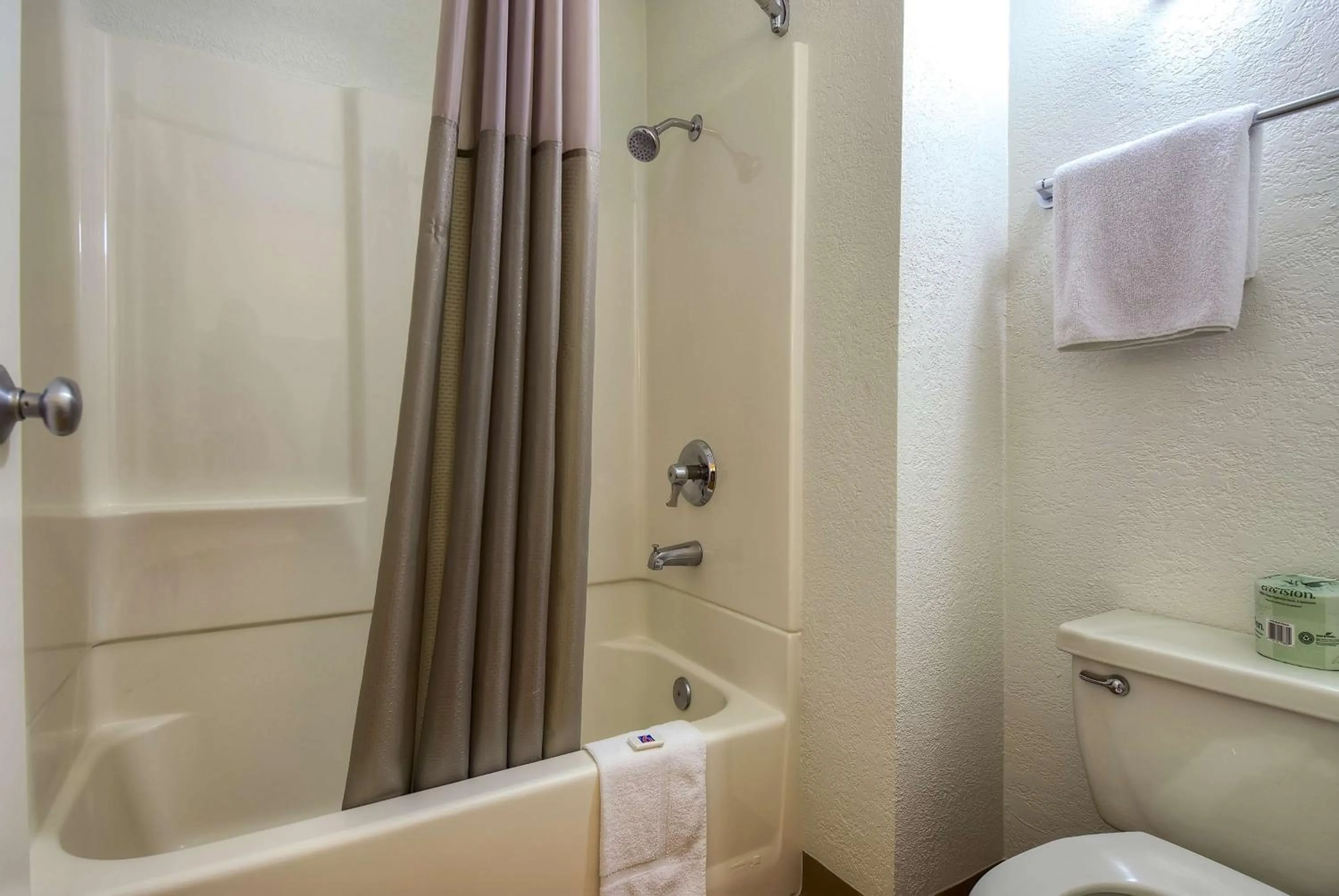 Quadruple Room - Disability Access - Non-Smoking in Motel 6-Rowland Heights, CA - Los Angeles - Pomona
