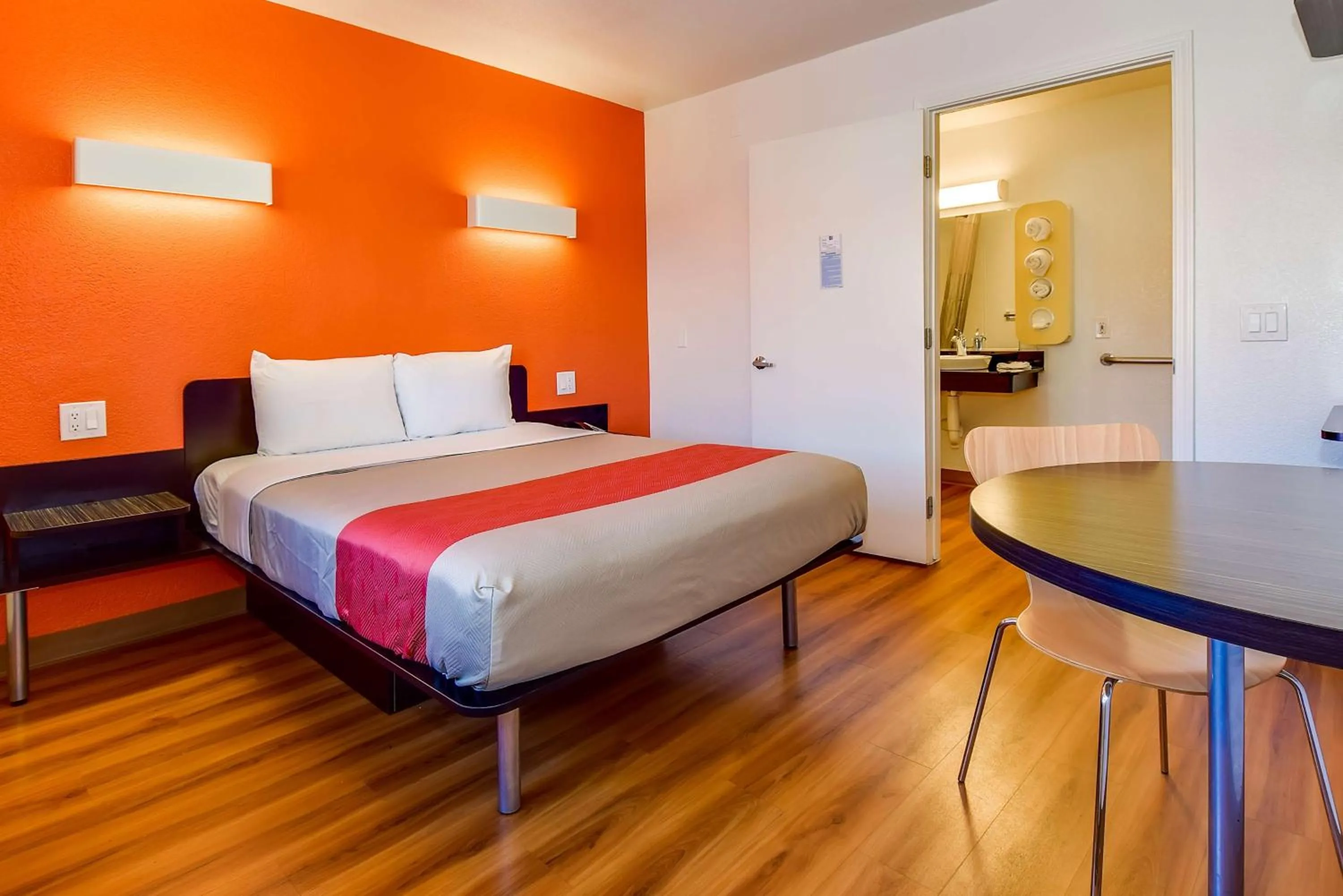 Queen Room - single occupancy - Smoking in Motel 6-Riverside, CA - South