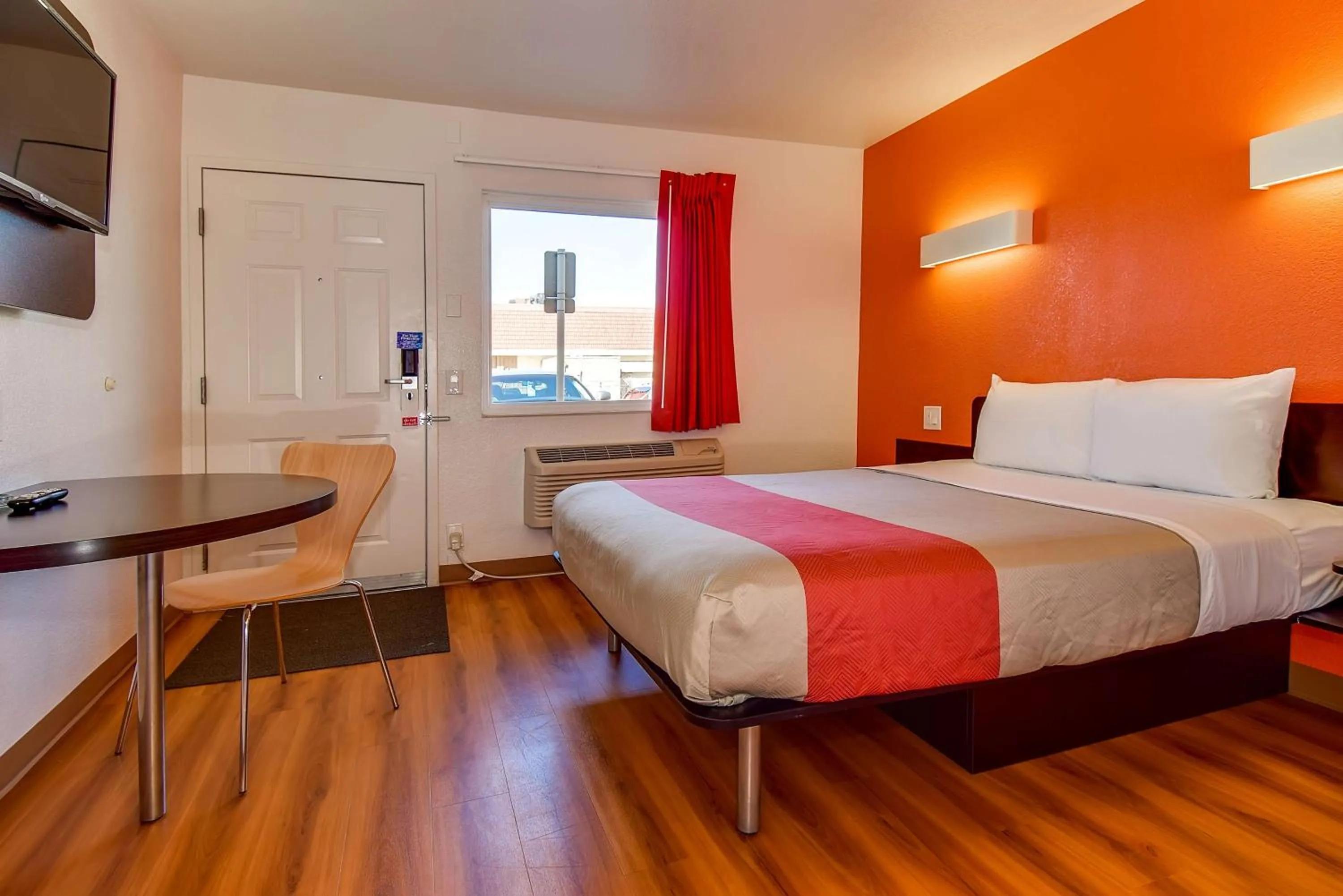 Queen Room - single occupancy - Disability Access - Smoking in Motel 6-Riverside, CA - South