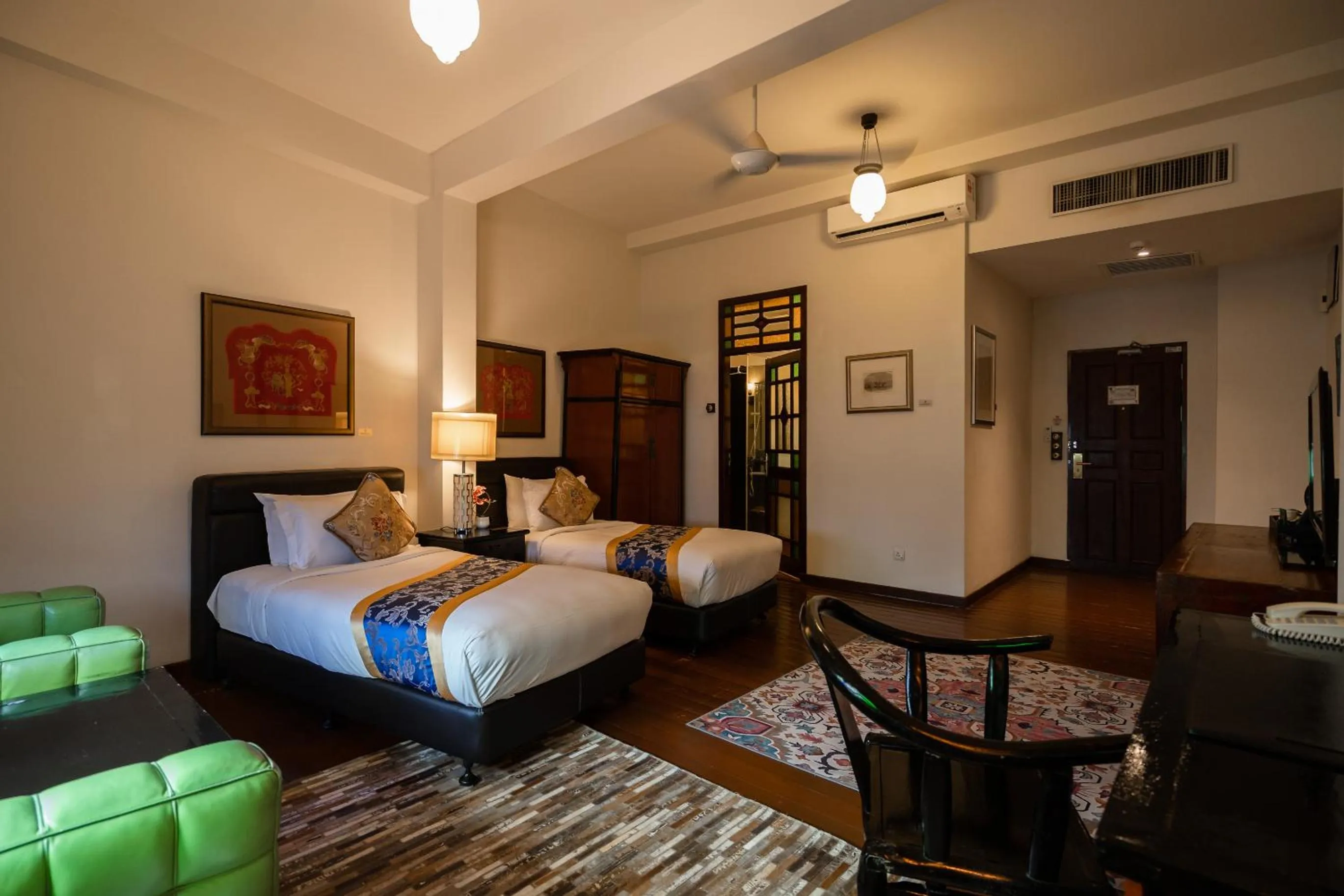 Hutton Deluxe Twin Room with Jacuzzi in Hotel Penaga