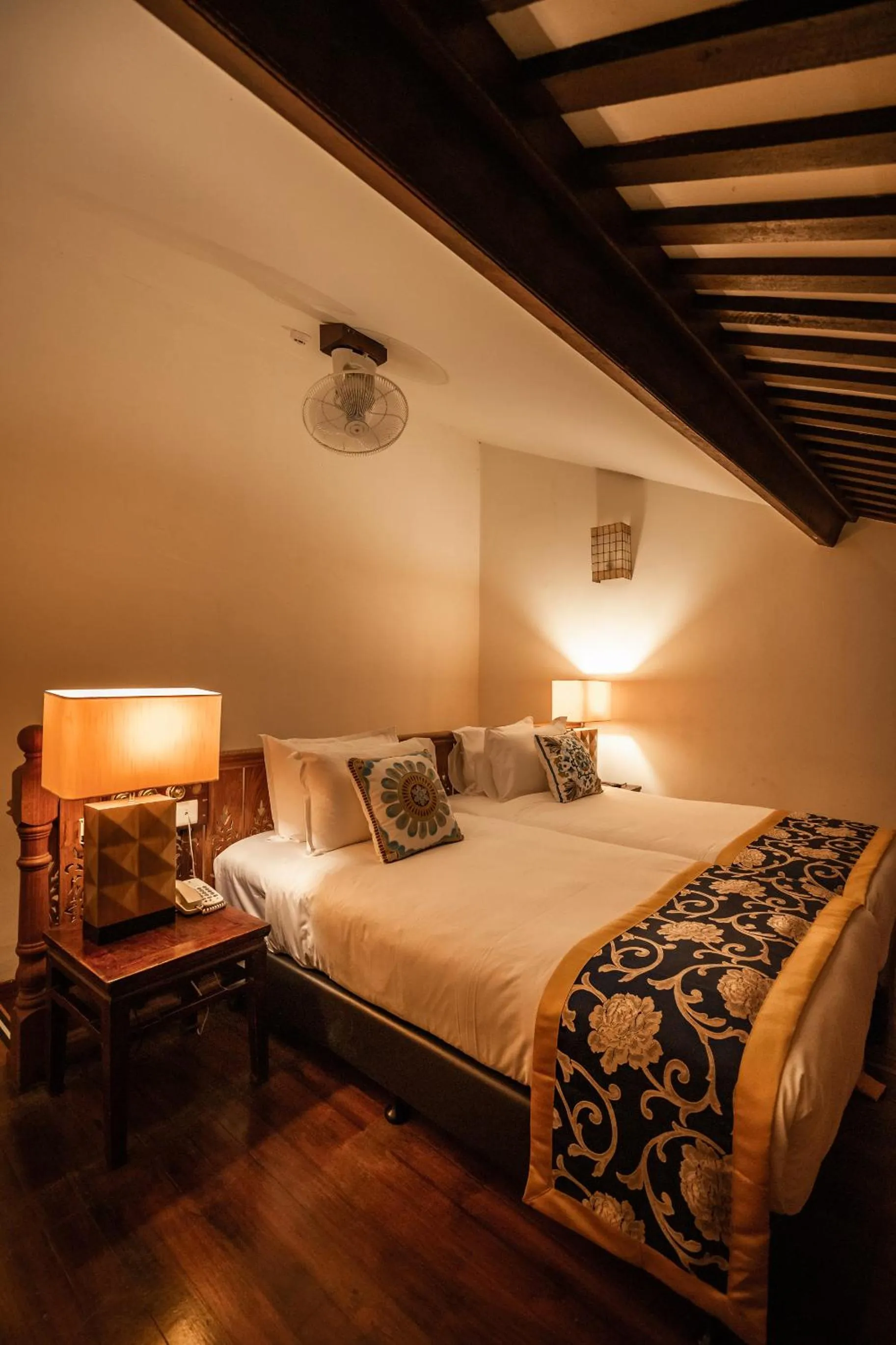 Hutton Deluxe Twin Room with Jacuzzi and Balcony in Hotel Penaga