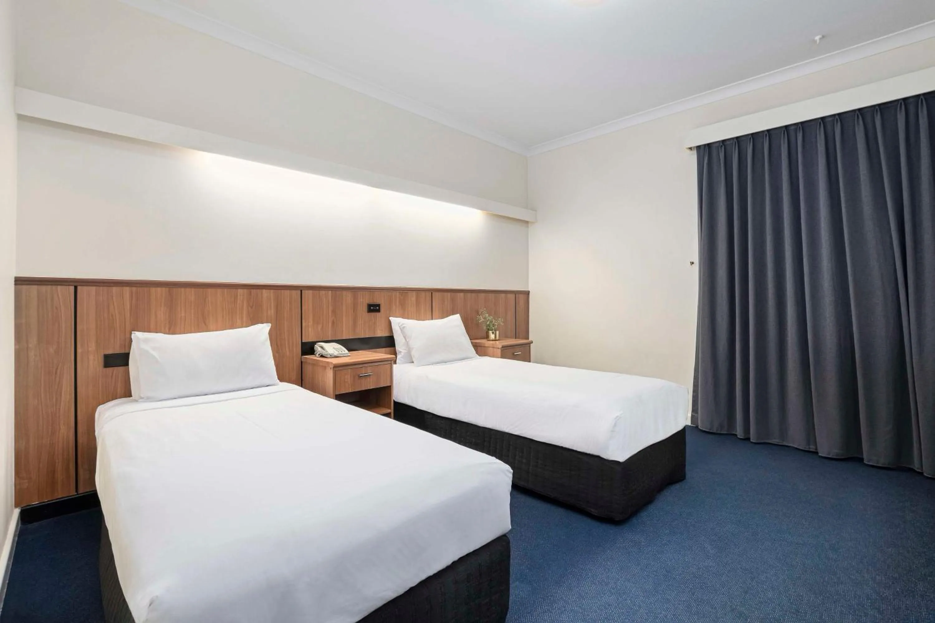 Standard Twin Room in Metro Hotel Perth City