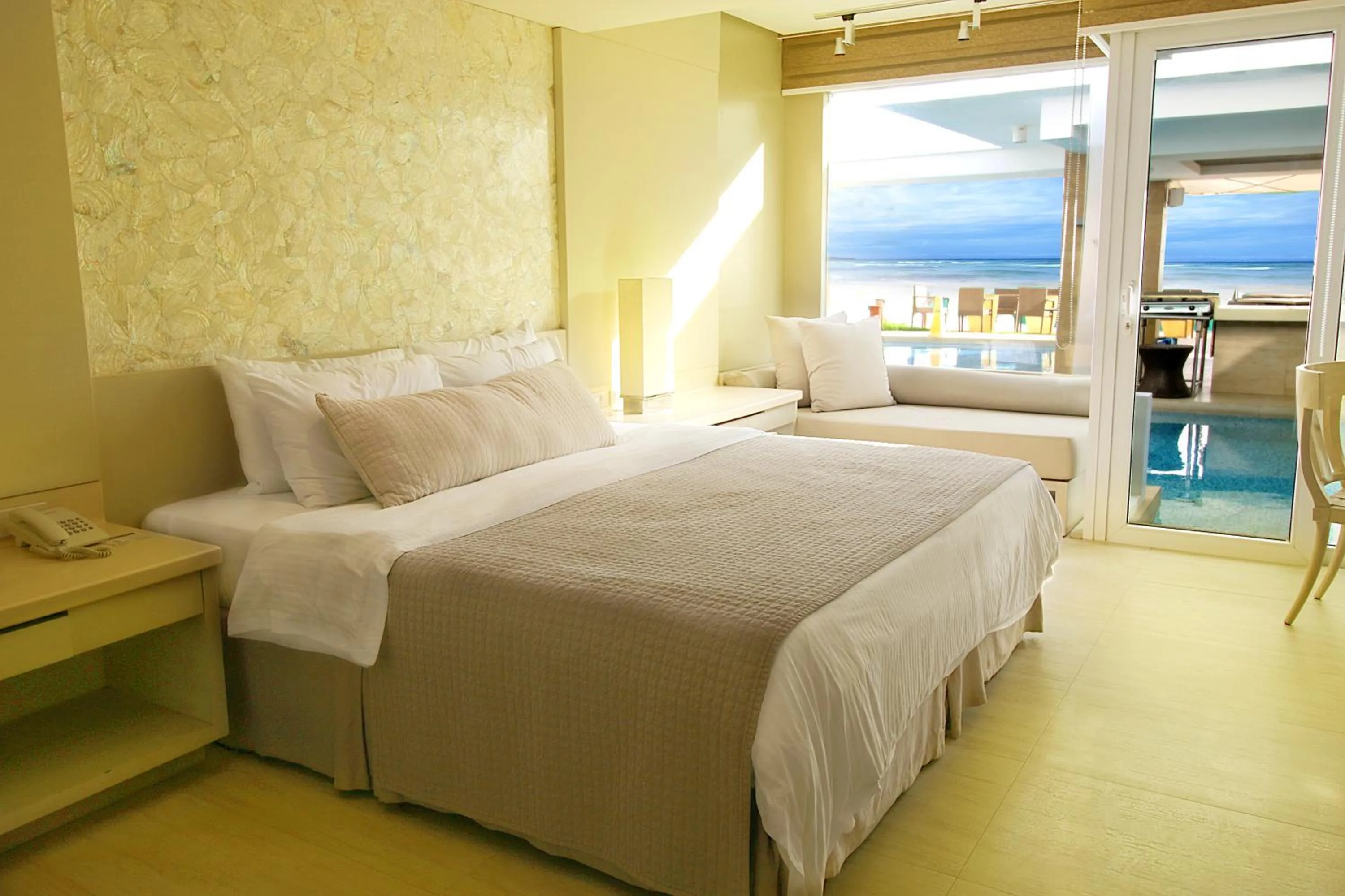 Deluxe Double Room with Pool Access in Estacio Uno