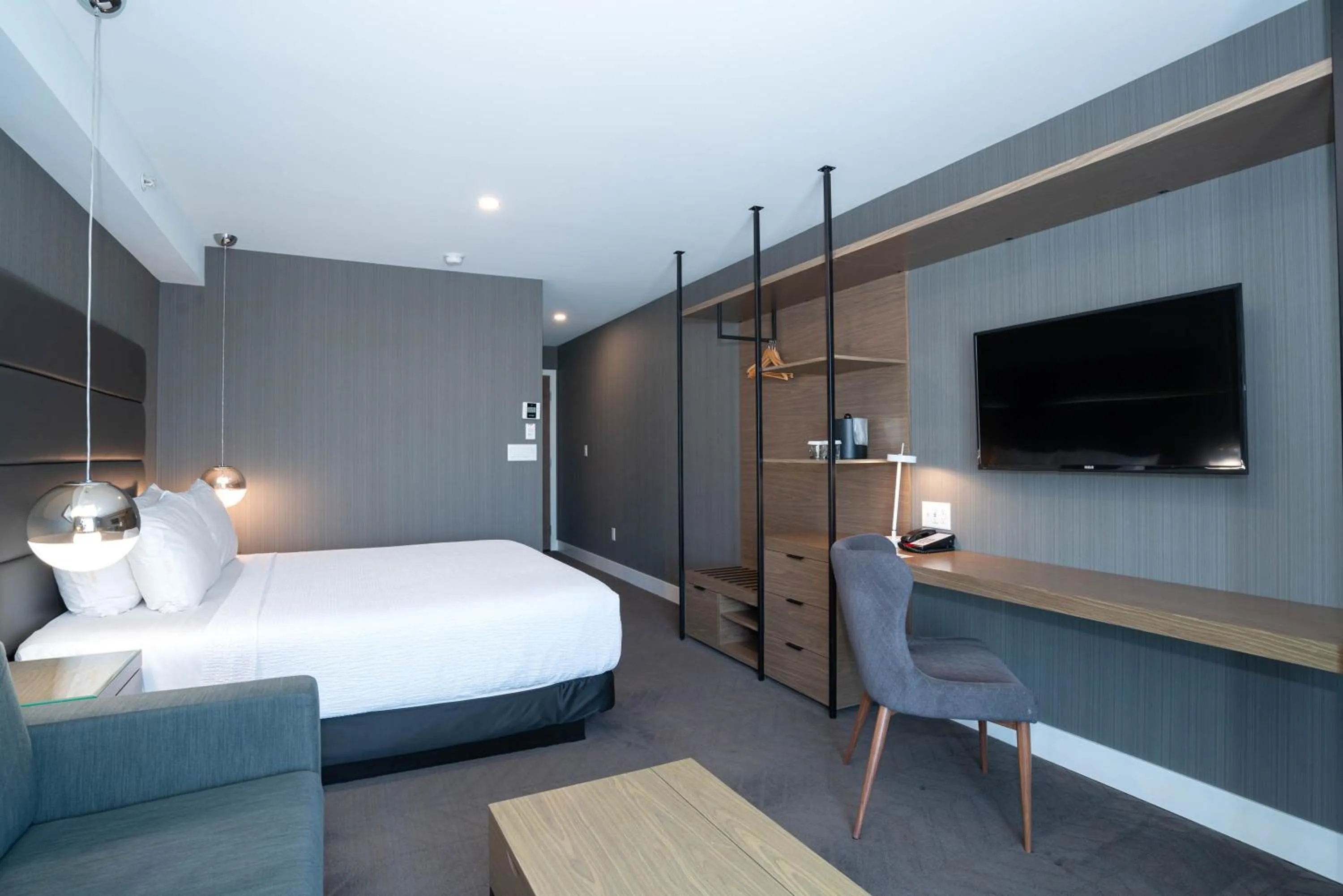 Signature Room, 1 King Bed, Sofa Bed in Sandman Signature Calgary Airport Hotel