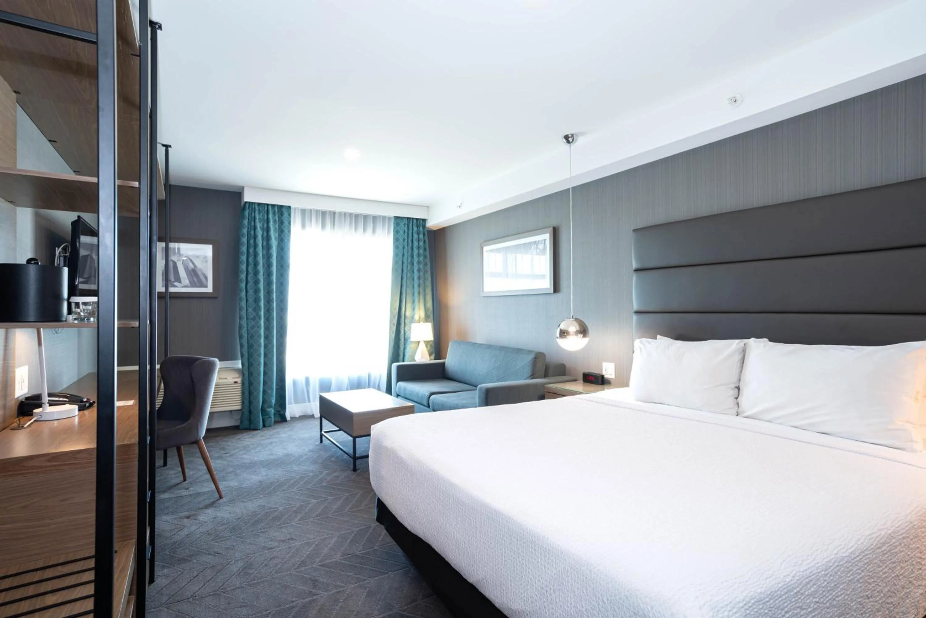 Signature Room, 1 King Bed, Sofa Bed in Sandman Signature Calgary Airport Hotel