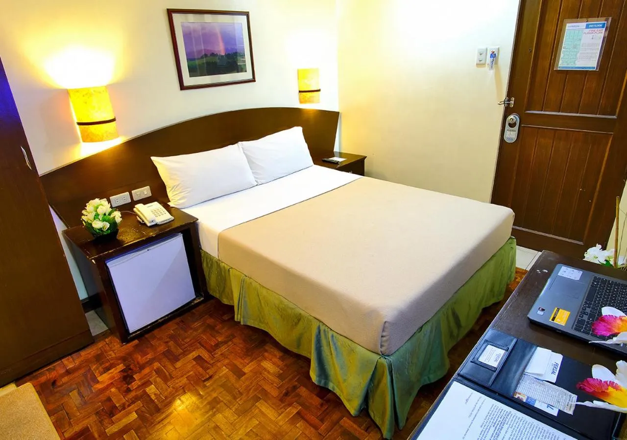 Deluxe Queen Room in Fersal Hotel - Manila
