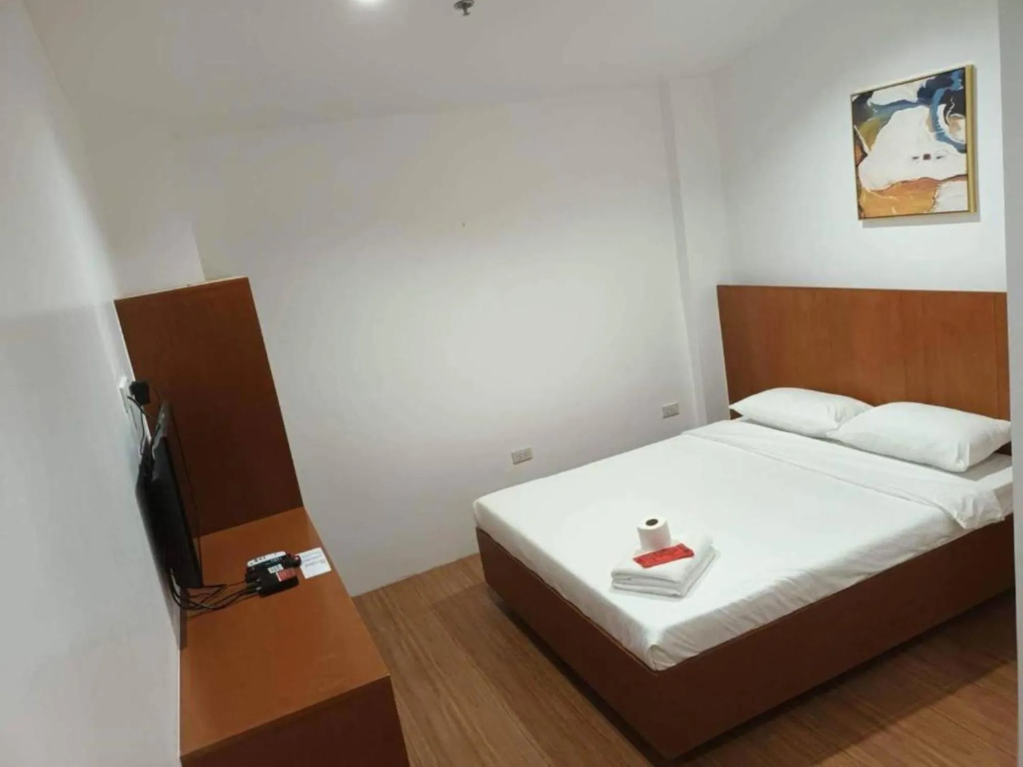 Deluxe Room in RedDoorz near New Government Center