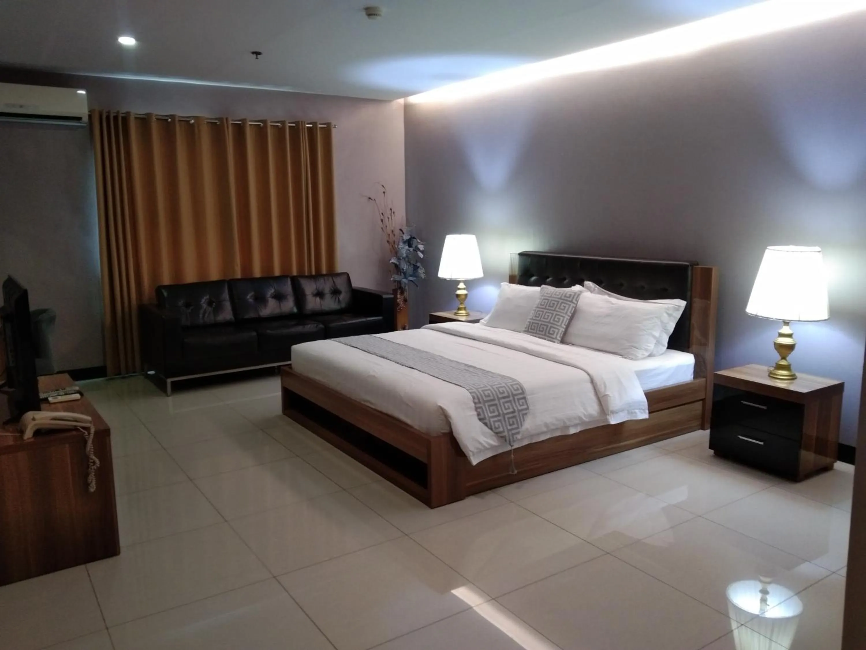 Deluxe King Studio in YBC Grand Hotel