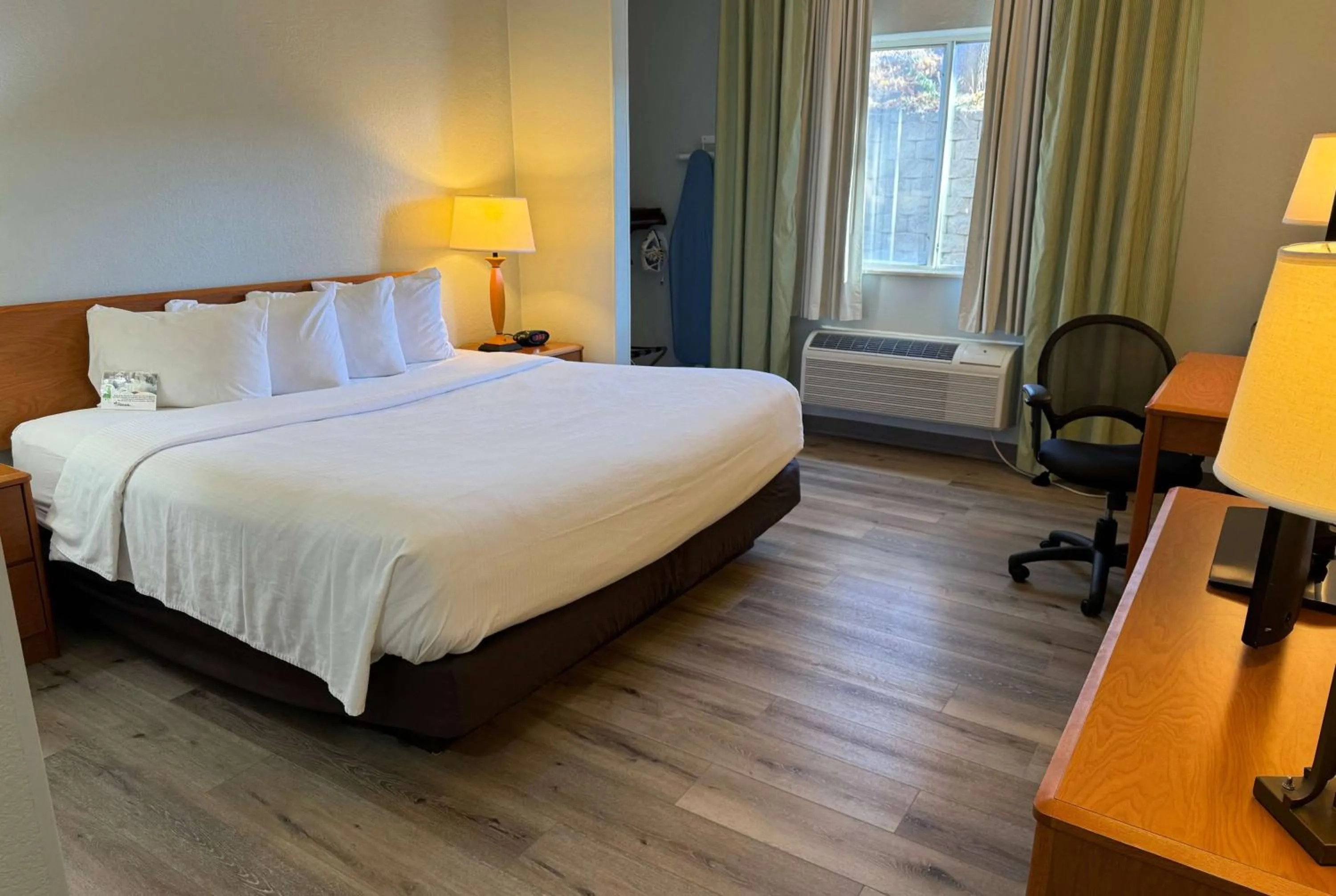 King Room - Mobility Access/Non-Smoking in Wingate by Wyndham Sioux City
