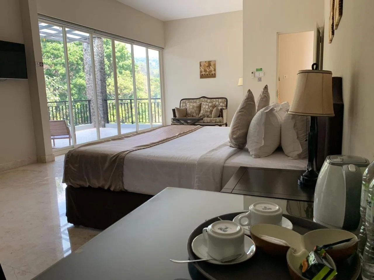 Executive Room with Balcony in Arainn Bed & Breakfast Tretes Prigen by ecommerceloka