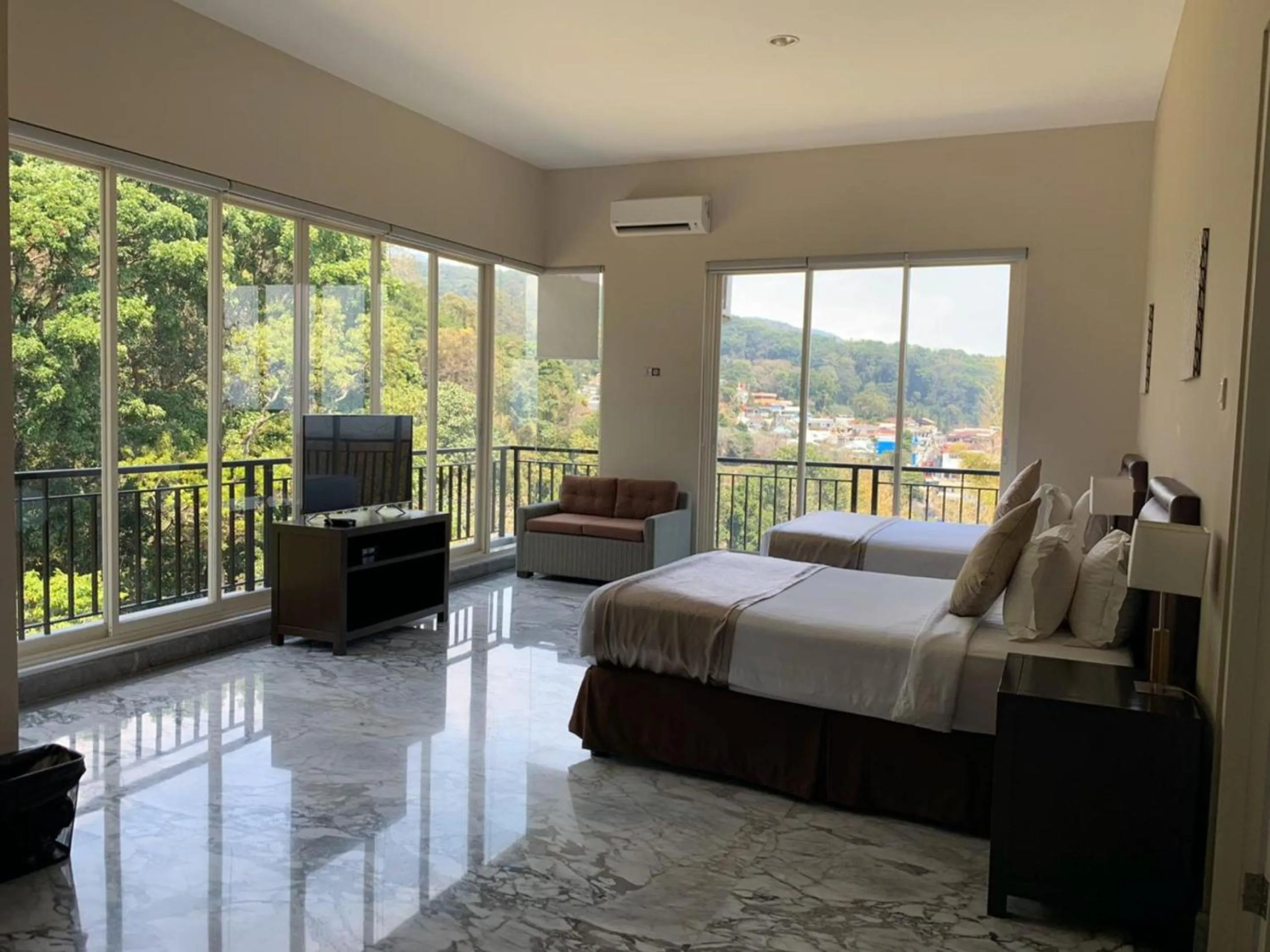 Junior Suite in Arainn Bed & Breakfast Tretes Prigen by ecommerceloka