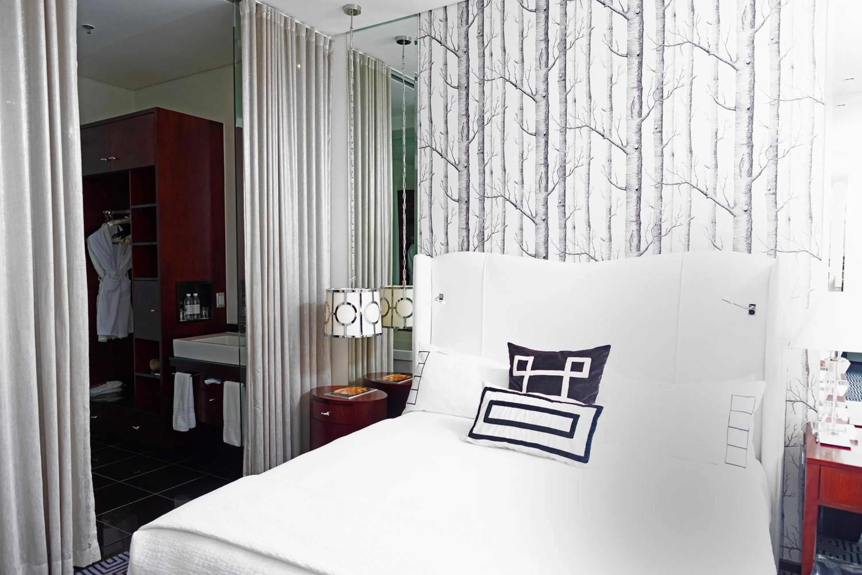 Standard King Room - single occupancy in DAVINCI Hotel on Nelson Mandela Square