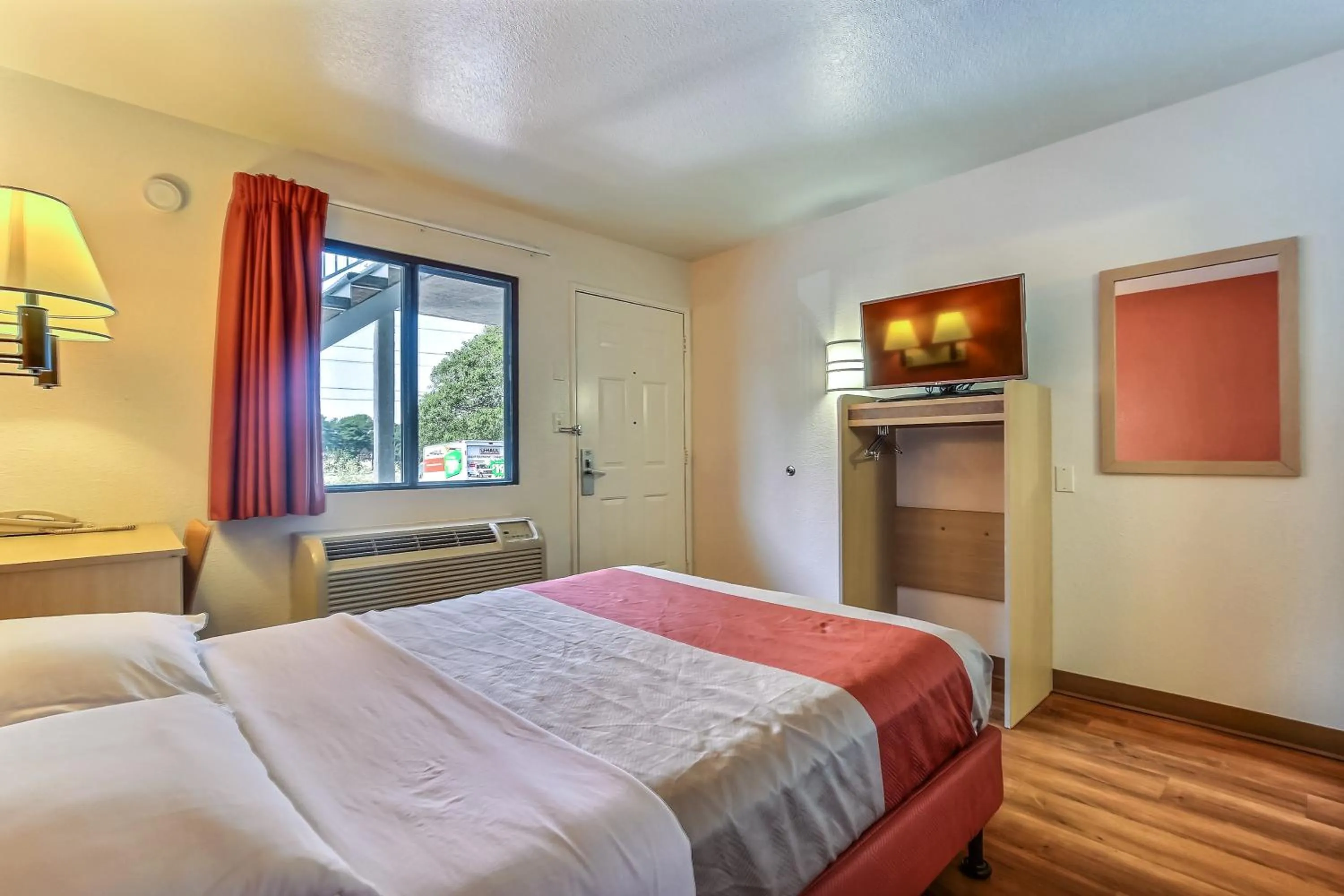 Queen Room in Motel 6-Pinole, CA