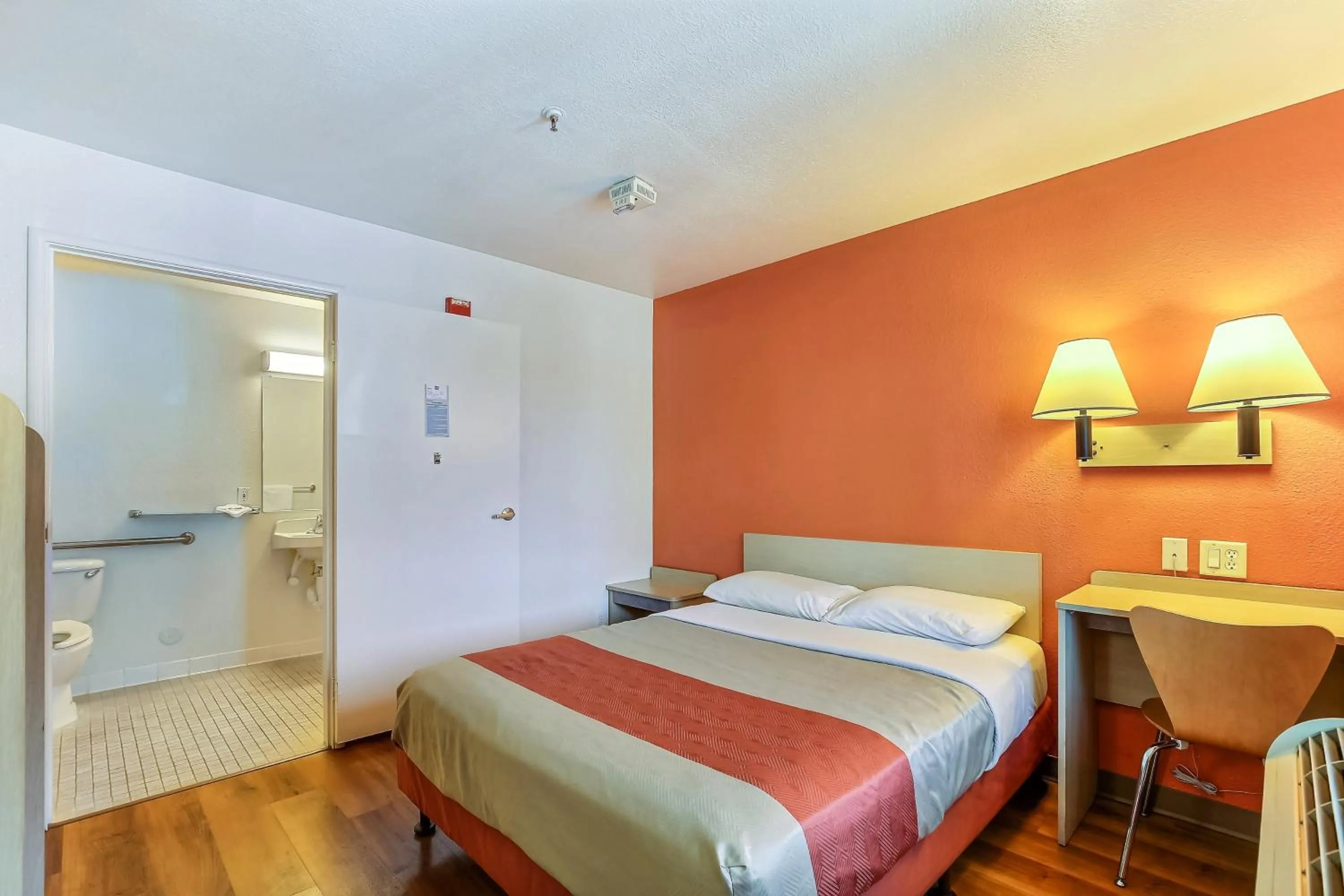 Queen Suite - Non-Smoking in Motel 6-Pinole, CA